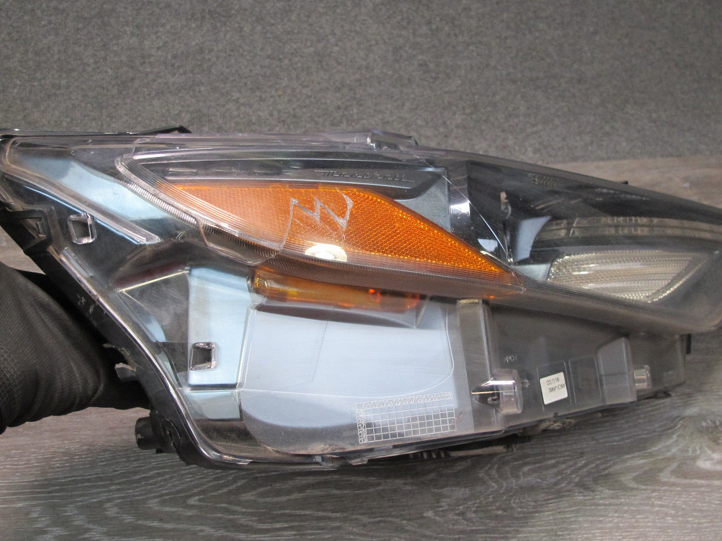 2017-2020 Maserati Levante M161 Front Right Xenon HID Headlight Lamp Damaged