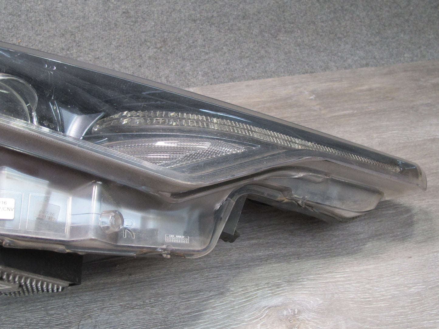 2017-2020 Maserati Levante M161 Front Right Xenon HID Headlight Lamp Damaged