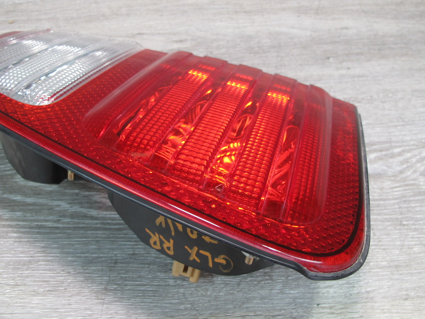 1998-2006 Lexus UZJ100L LX470 Rear Right Passenger Side Outer Tail Light Lamp
