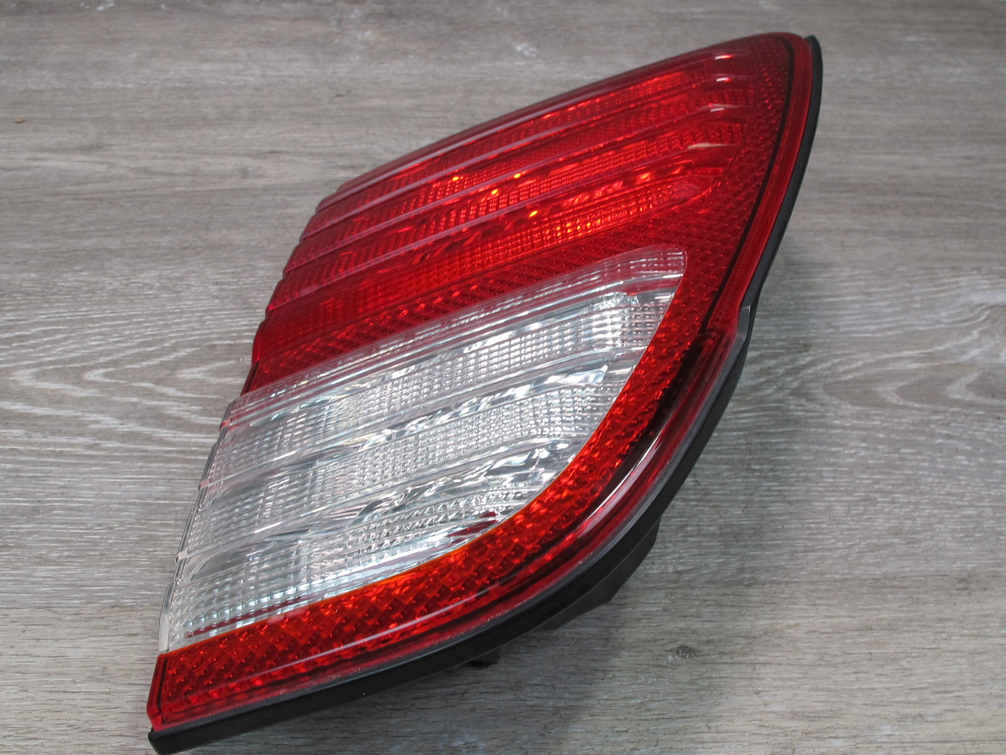 1998-2006 Lexus UZJ100L LX470 Rear Right Passenger Side Outer Tail Light Lamp
