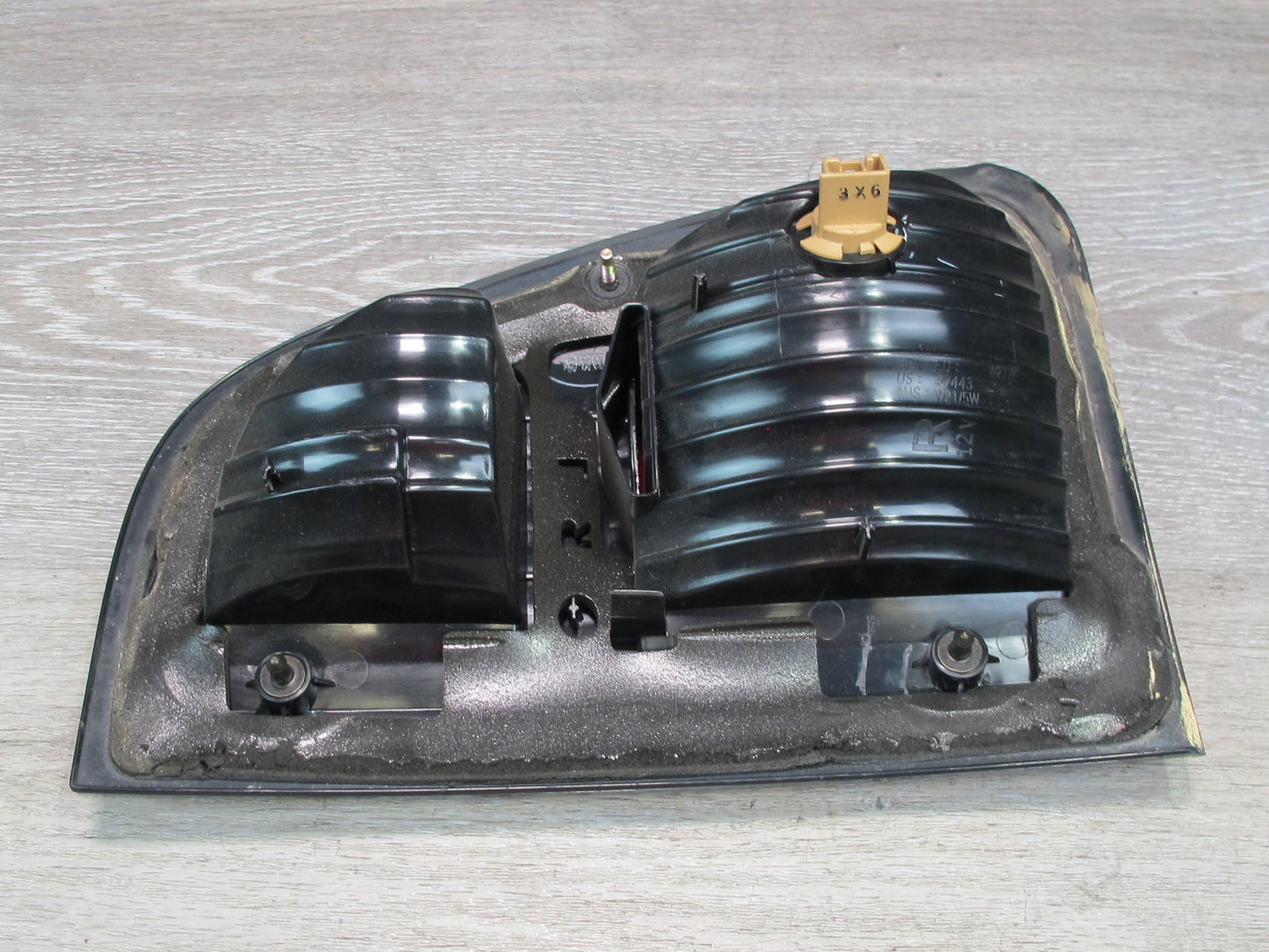 1998-2006 Lexus UZJ100L LX470 Rear Right Passenger Side Outer Tail Light Lamp