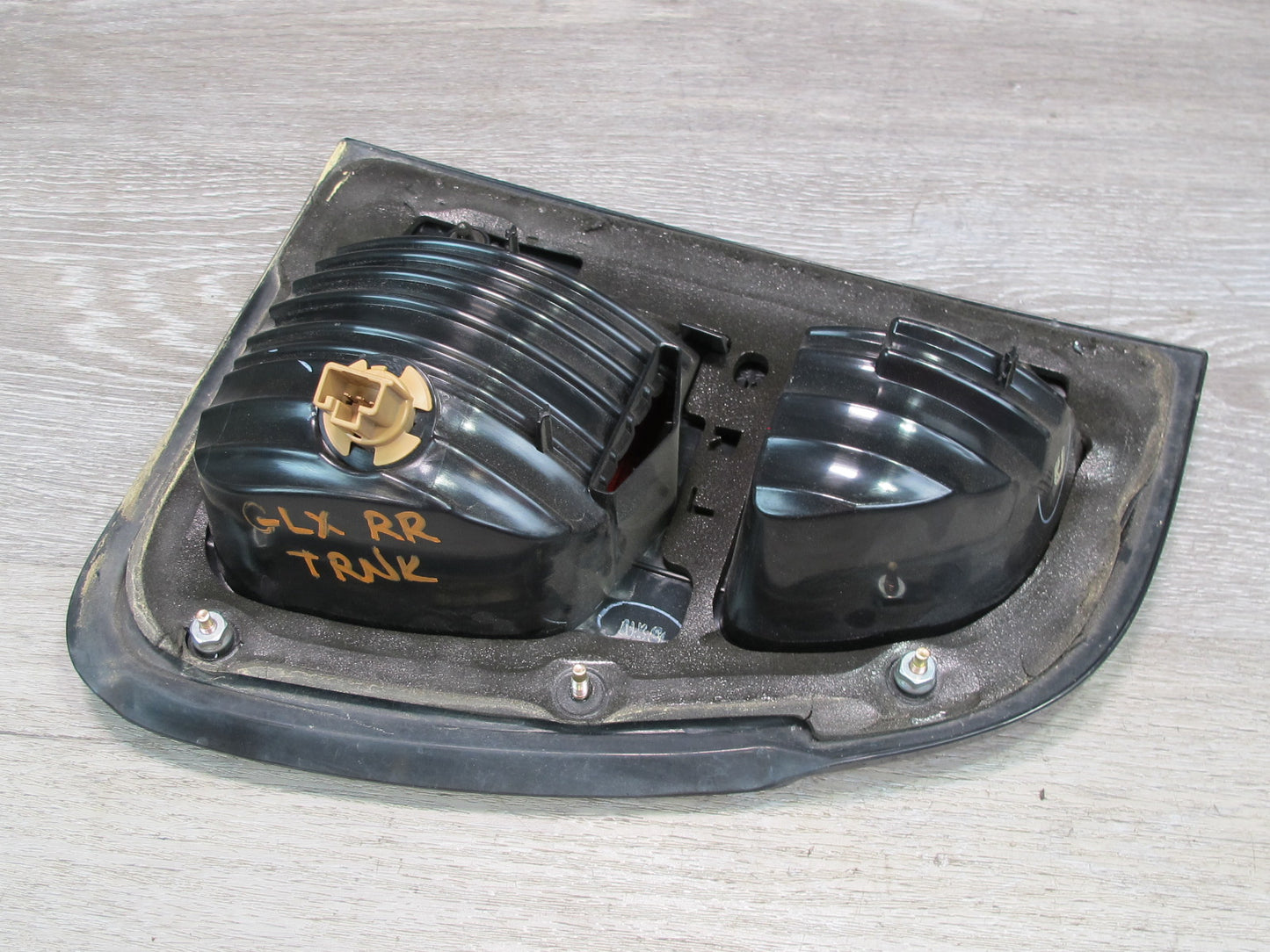 1998-2006 Lexus UZJ100L LX470 Rear Right Passenger Side Outer Tail Light Lamp