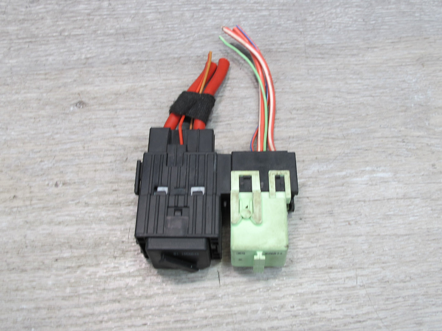 2008-2014 BMW E71 E72 X6 Fuel Pump Relay Module w Holder Bracket