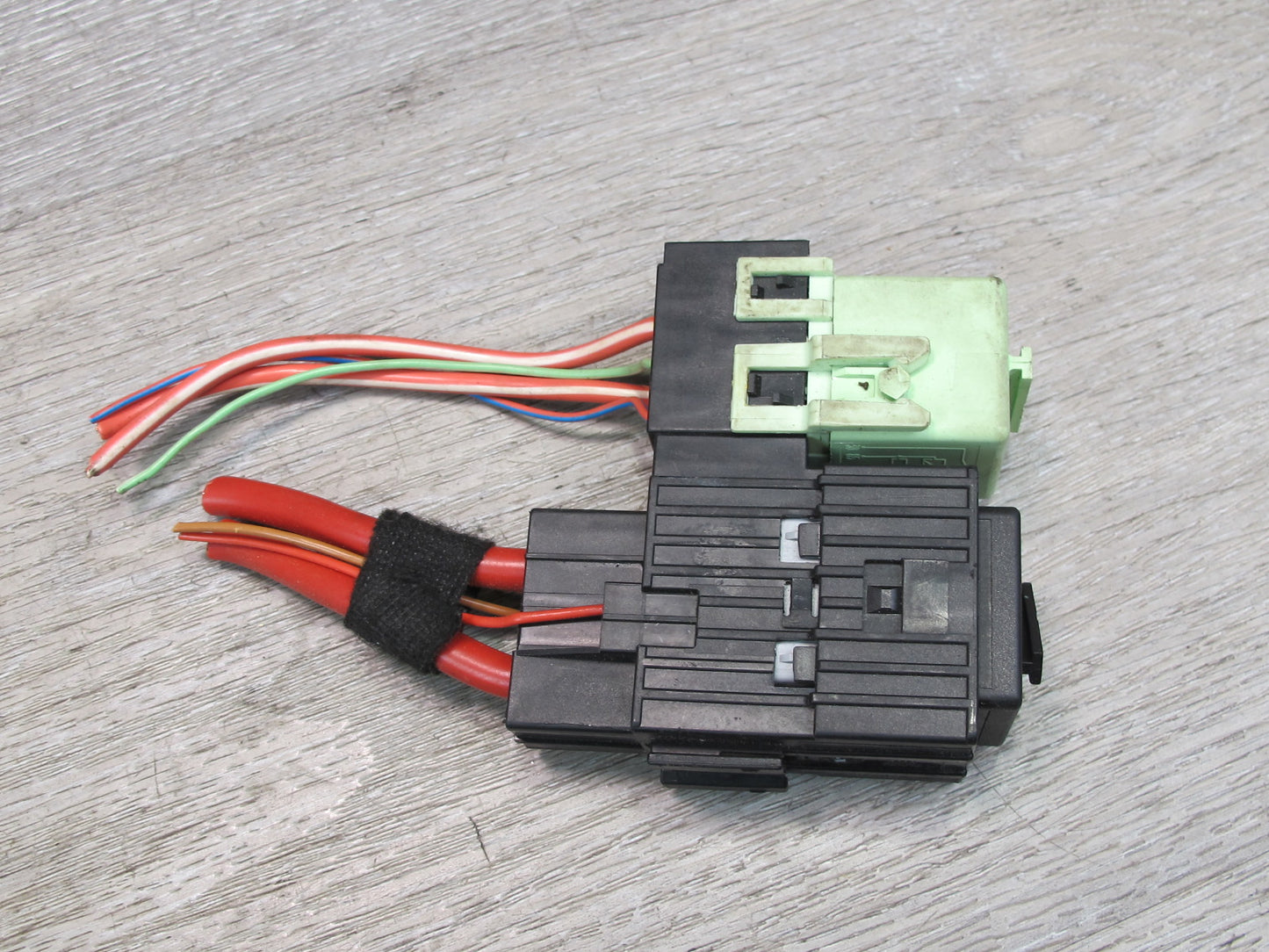 2008-2014 BMW E71 E72 X6 Fuel Pump Relay Module w Holder Bracket