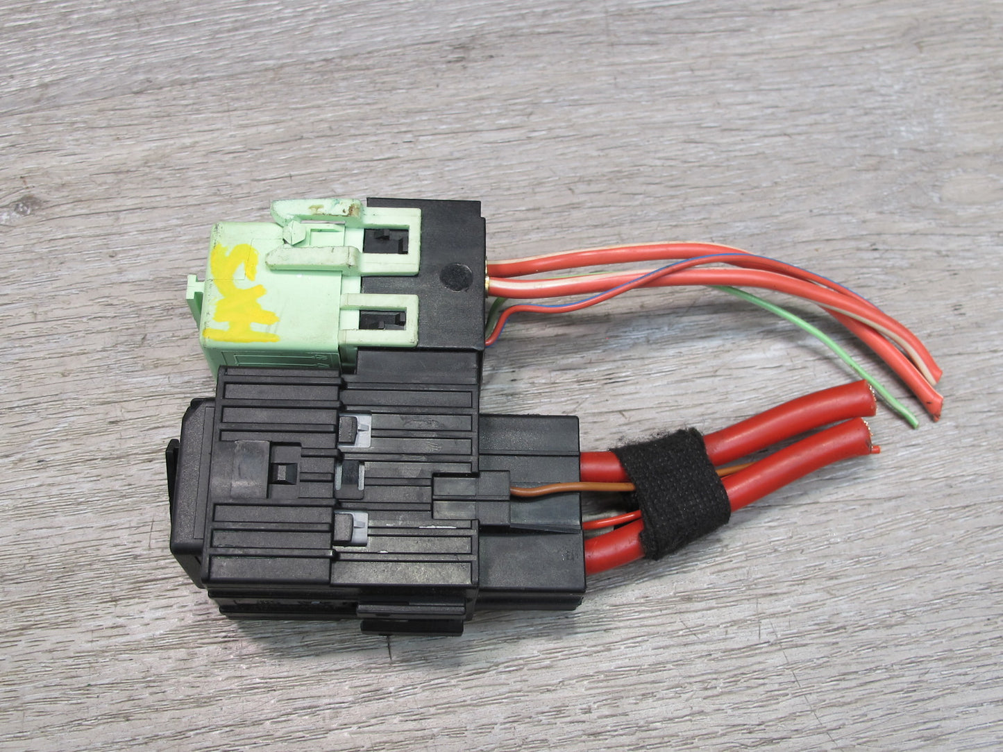 2008-2014 BMW E71 E72 X6 Fuel Pump Relay Module w Holder Bracket