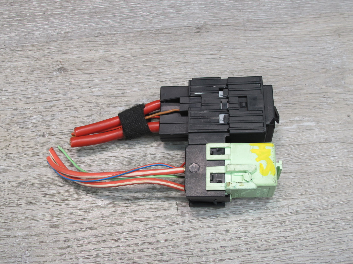 2008-2014 BMW E71 E72 X6 Fuel Pump Relay Module w Holder Bracket
