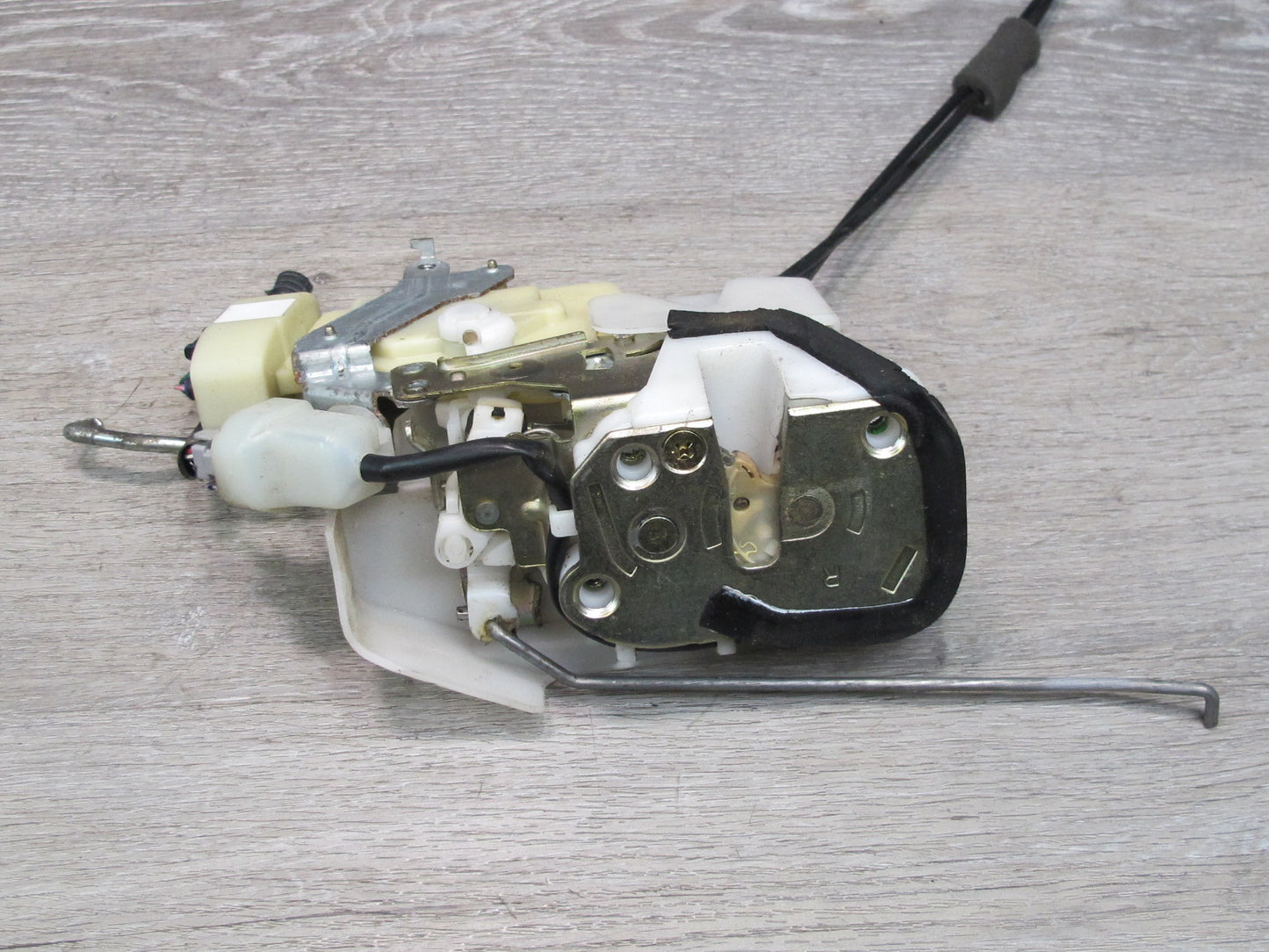 01-05 Lexus GS430 GS300 JZS160L Front Right Pass Door Lock Latch Actuator OEM