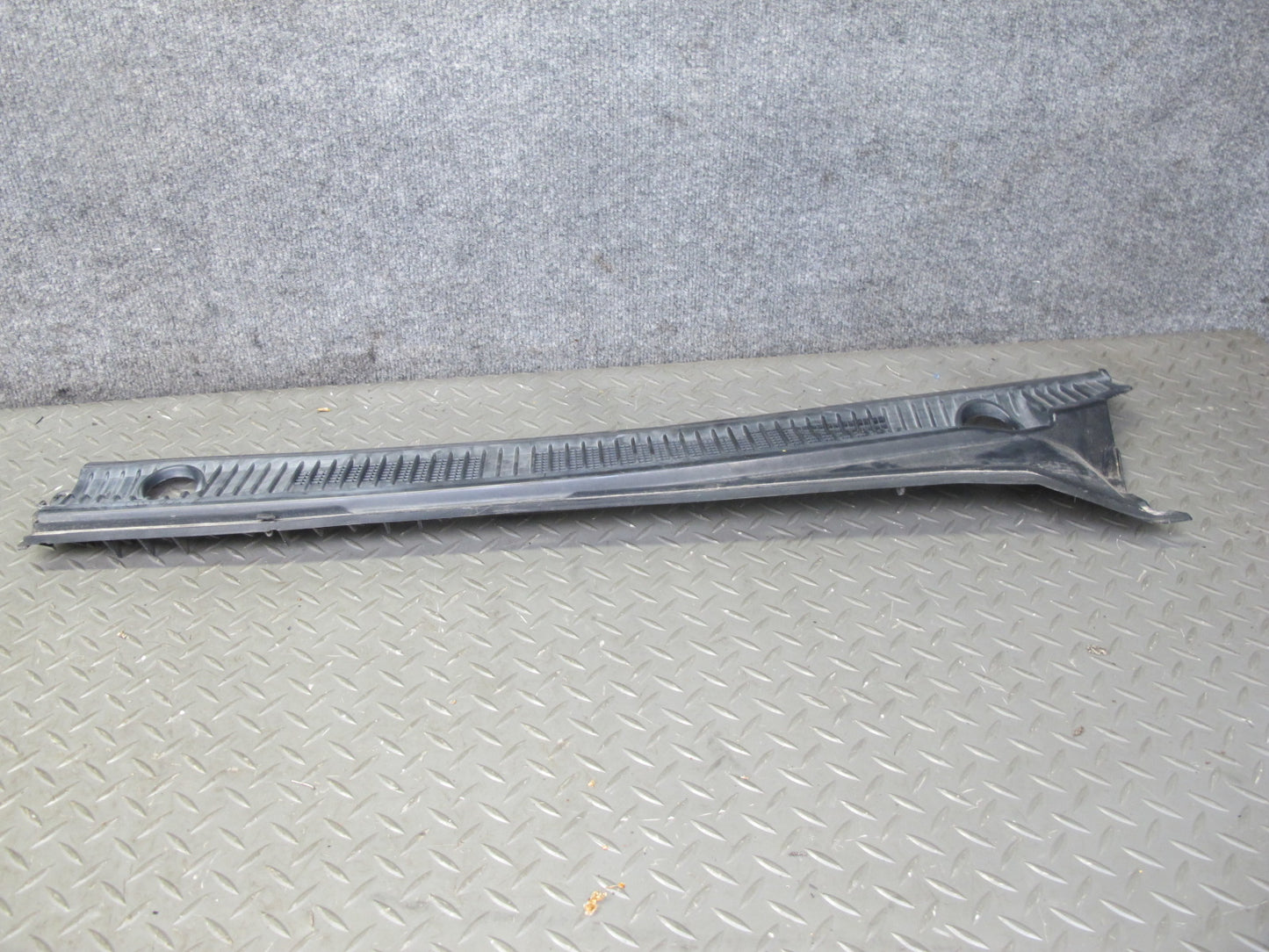 1998-2007 Lexus UZJ100L LX470 Front Windshield Left & Right Vent Cowl Seal Set