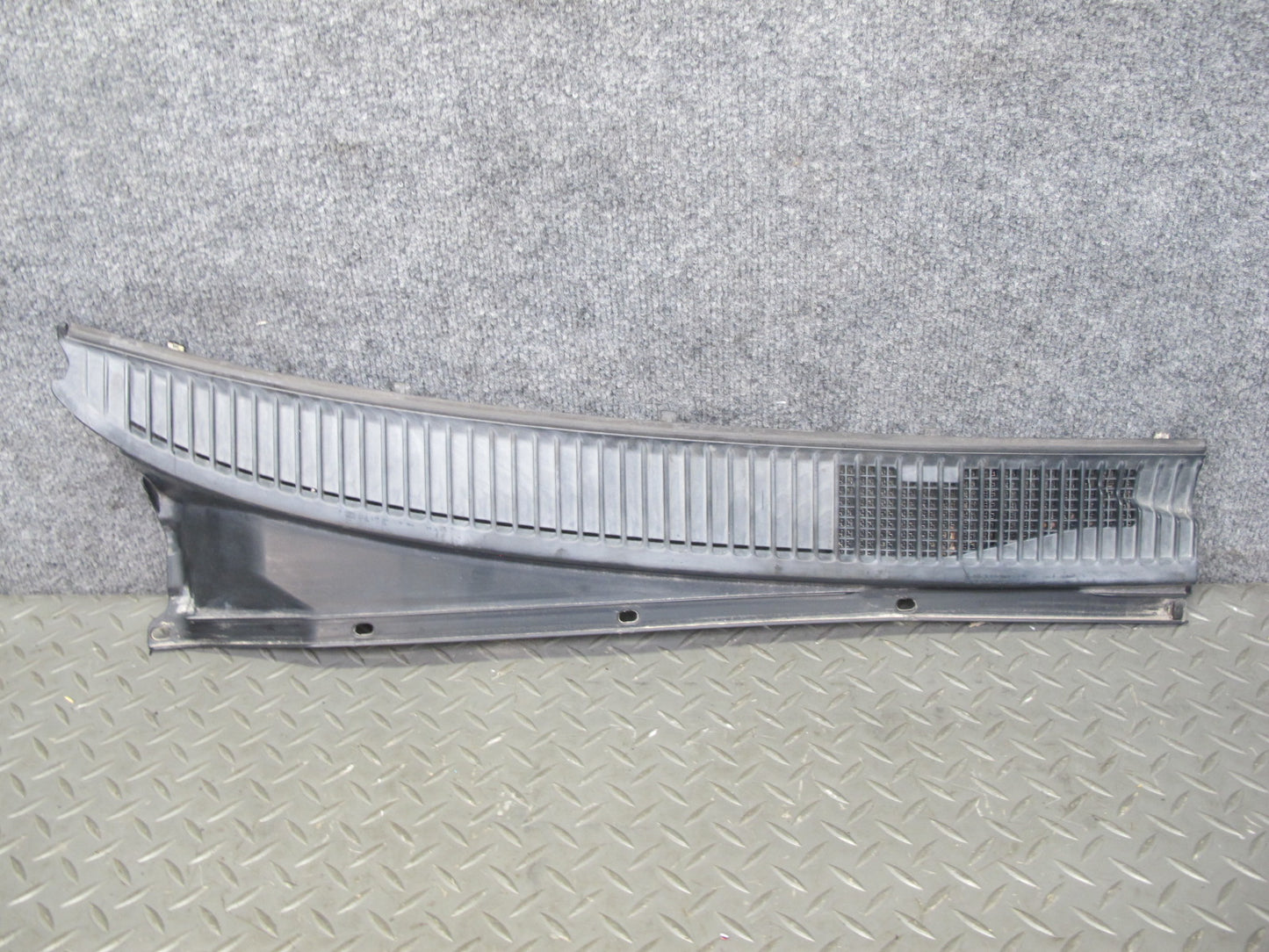 1998-2007 Lexus UZJ100L LX470 Front Windshield Left & Right Vent Cowl Seal Set
