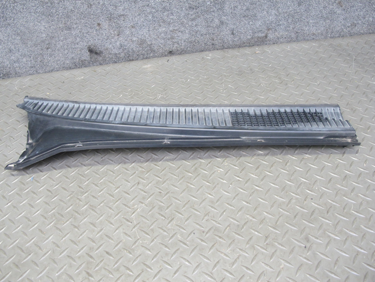 1998-2007 Lexus UZJ100L LX470 Front Windshield Left & Right Vent Cowl Seal Set