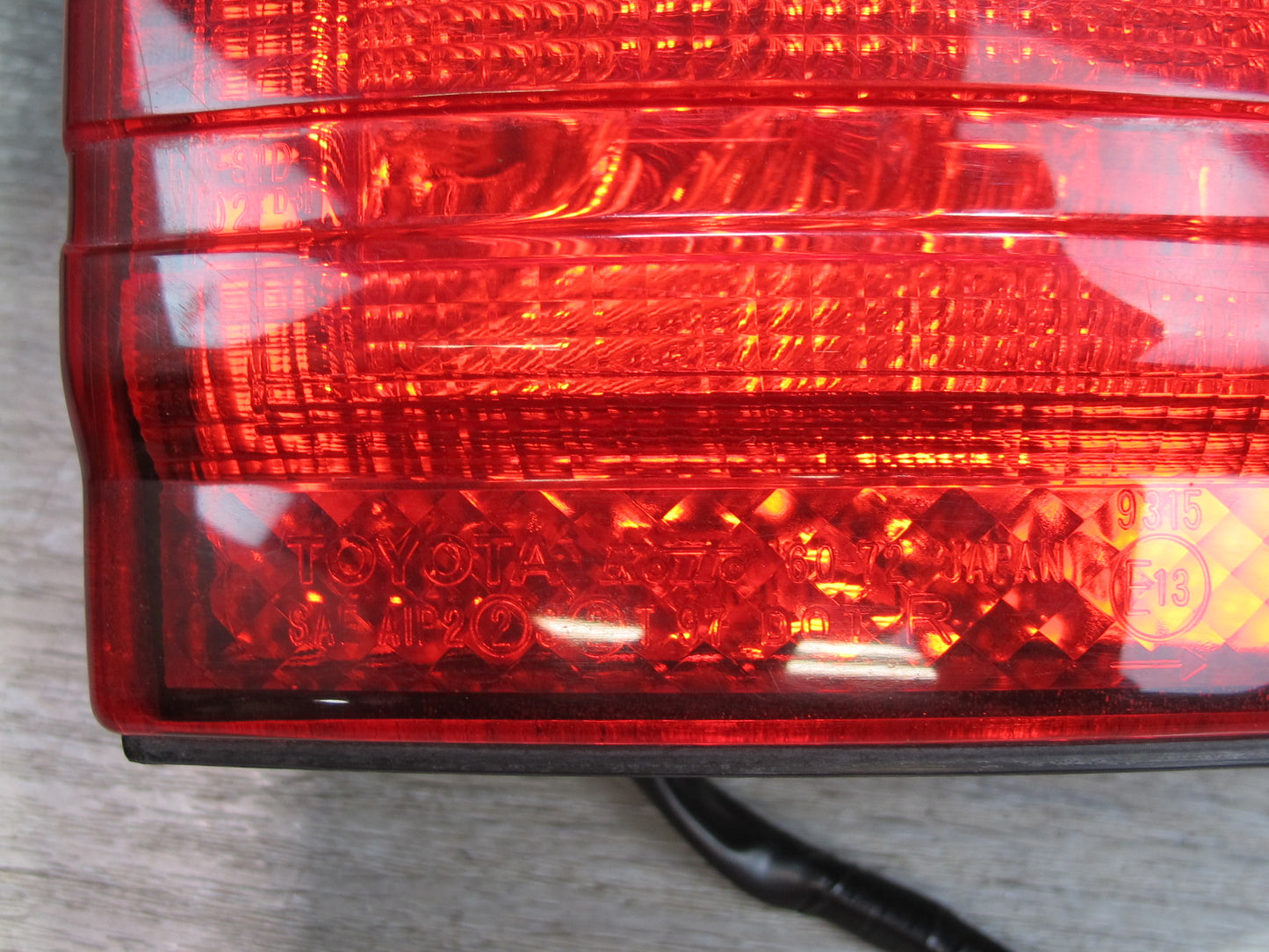 1998-2006 Lexus UZJ100L LX470 Rear Right Passenger Side Outer Tail Light Lamp