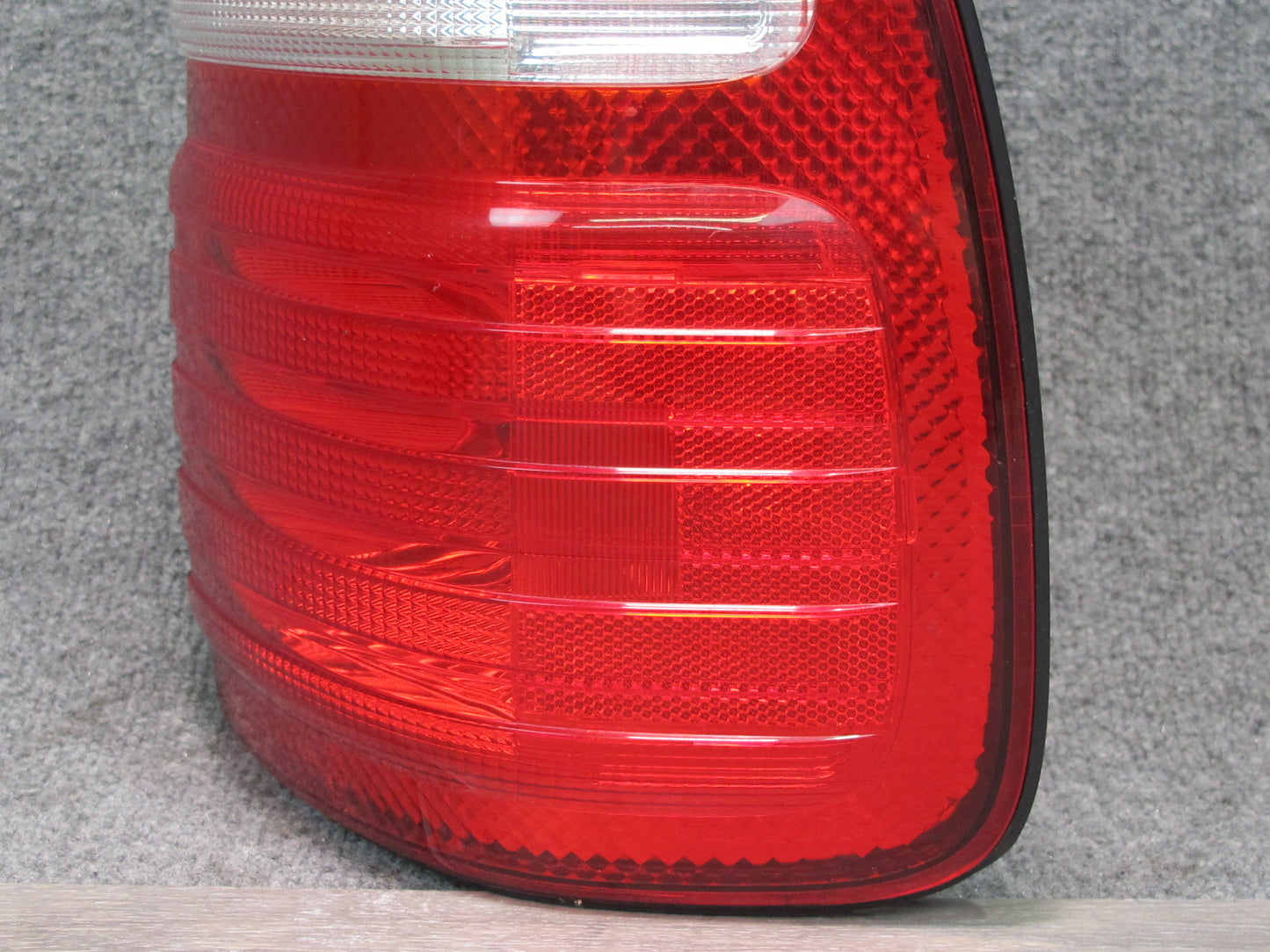 1998-2006 Lexus UZJ100L LX470 Rear Right Passenger Side Outer Tail Light Lamp