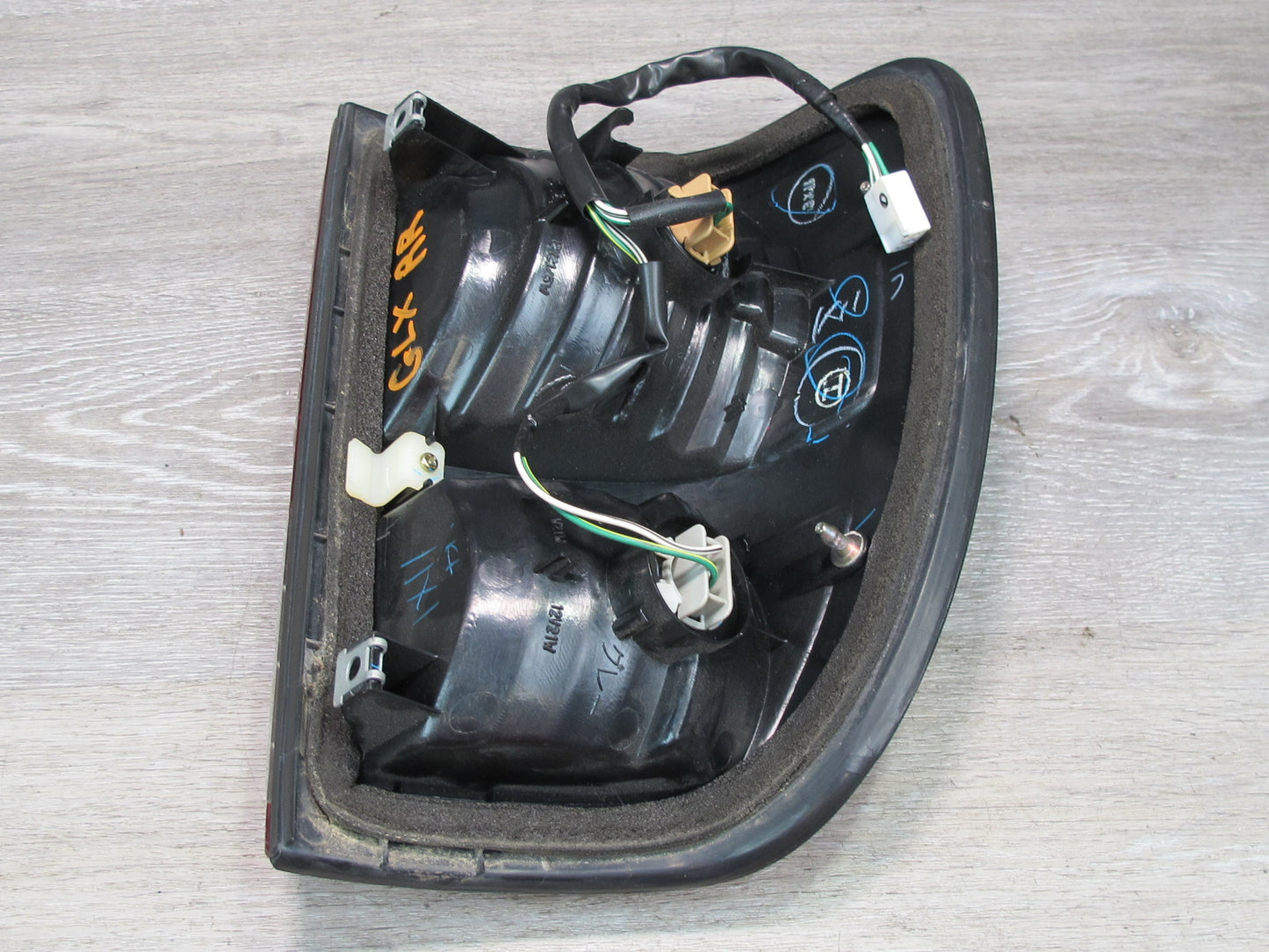 1998-2006 Lexus UZJ100L LX470 Rear Right Passenger Side Outer Tail Light Lamp