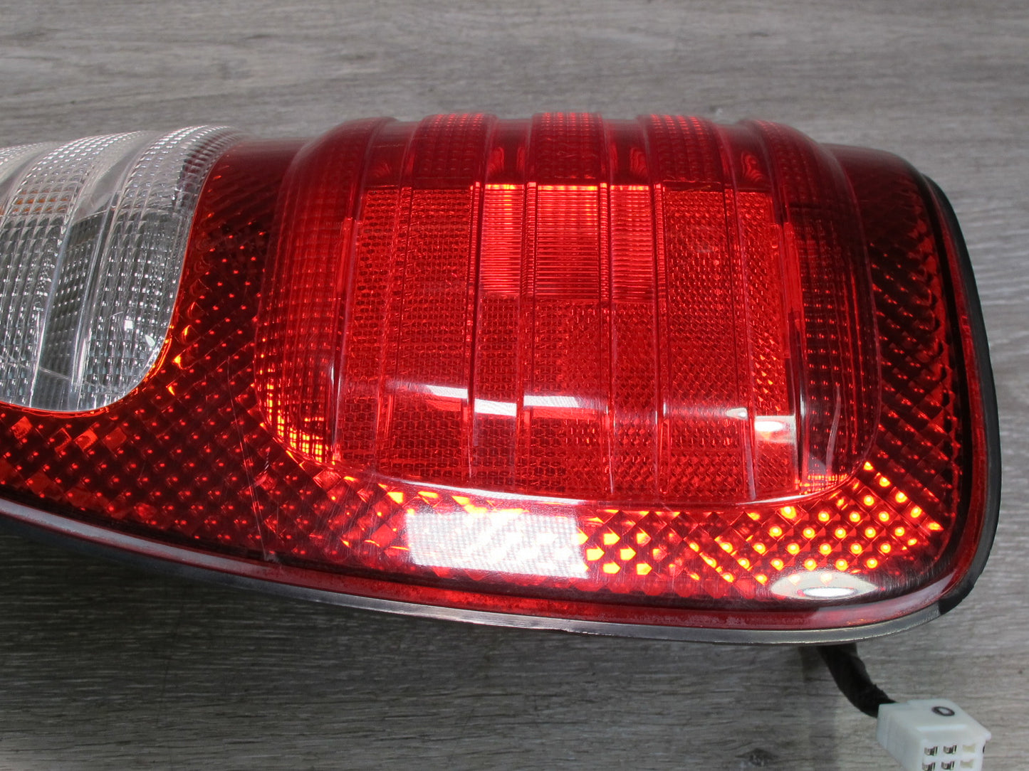 1998-2006 Lexus UZJ100L LX470 Rear Left Drvier Side Outer Tail Light Lamp