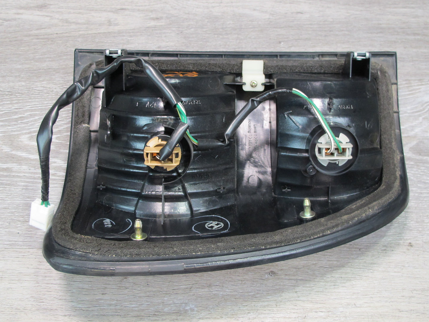 1998-2006 Lexus UZJ100L LX470 Rear Left Drvier Side Outer Tail Light Lamp