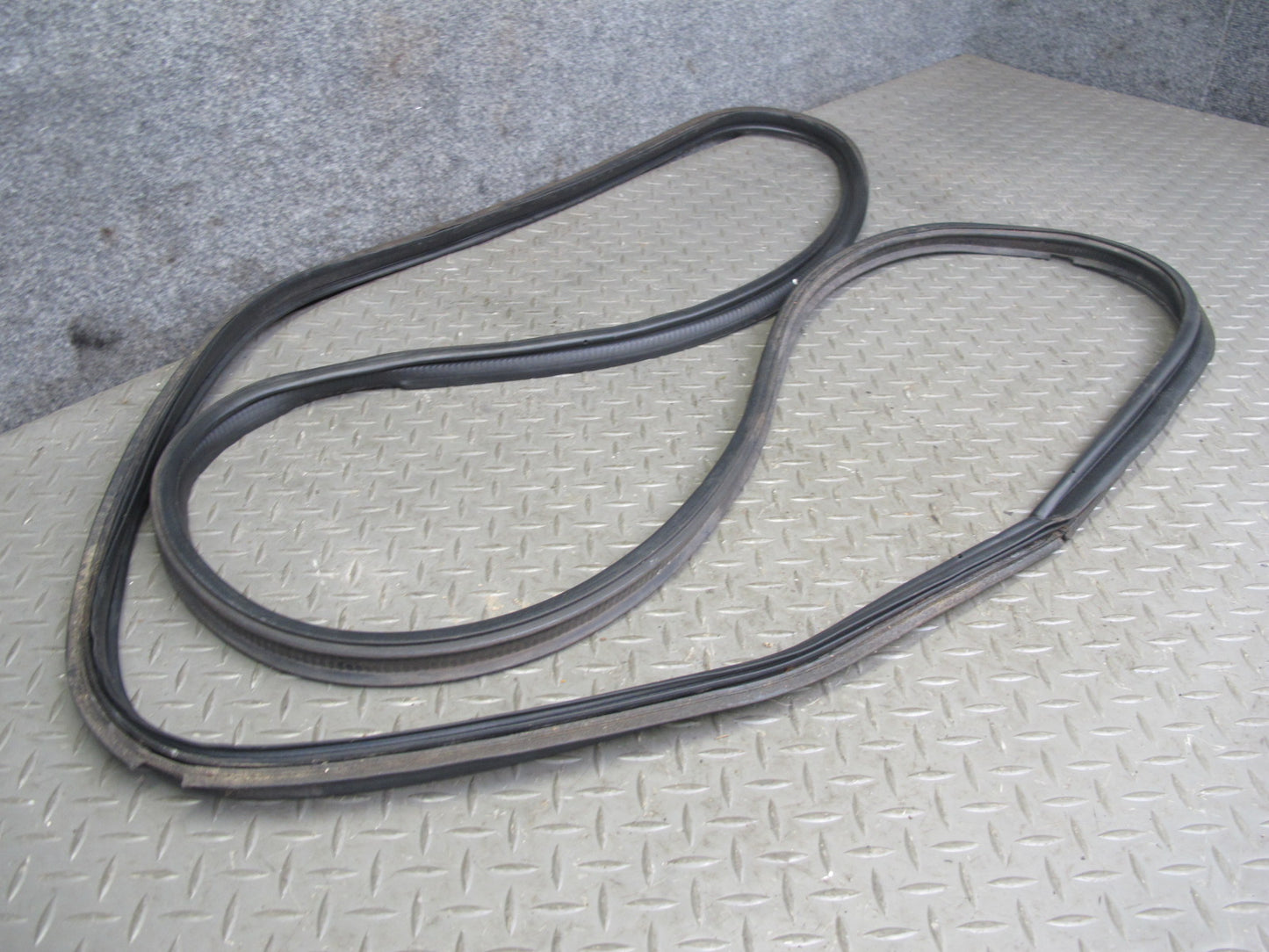 91-99 Dodge Stealth 3000GT Coupe Rear Trunk Hatch Lid Weatherstrip Seal OEM