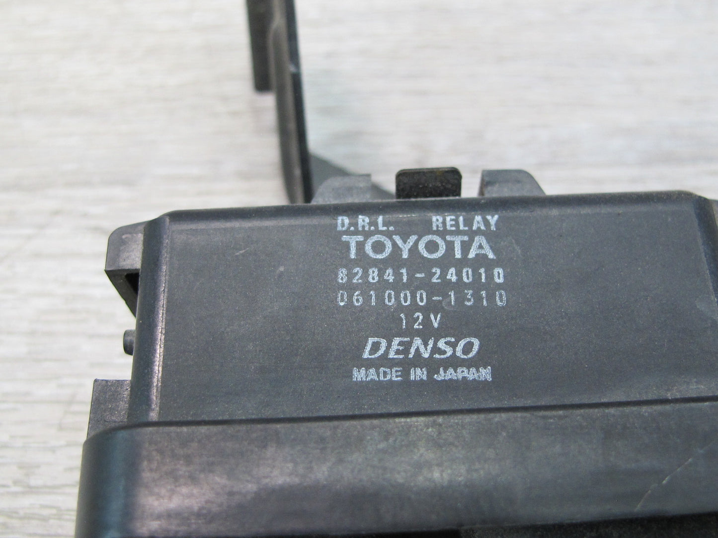 98-05 Lexus GS400 GS430 GS300 Running Light Module Relay Unit 82841-24010 OEM