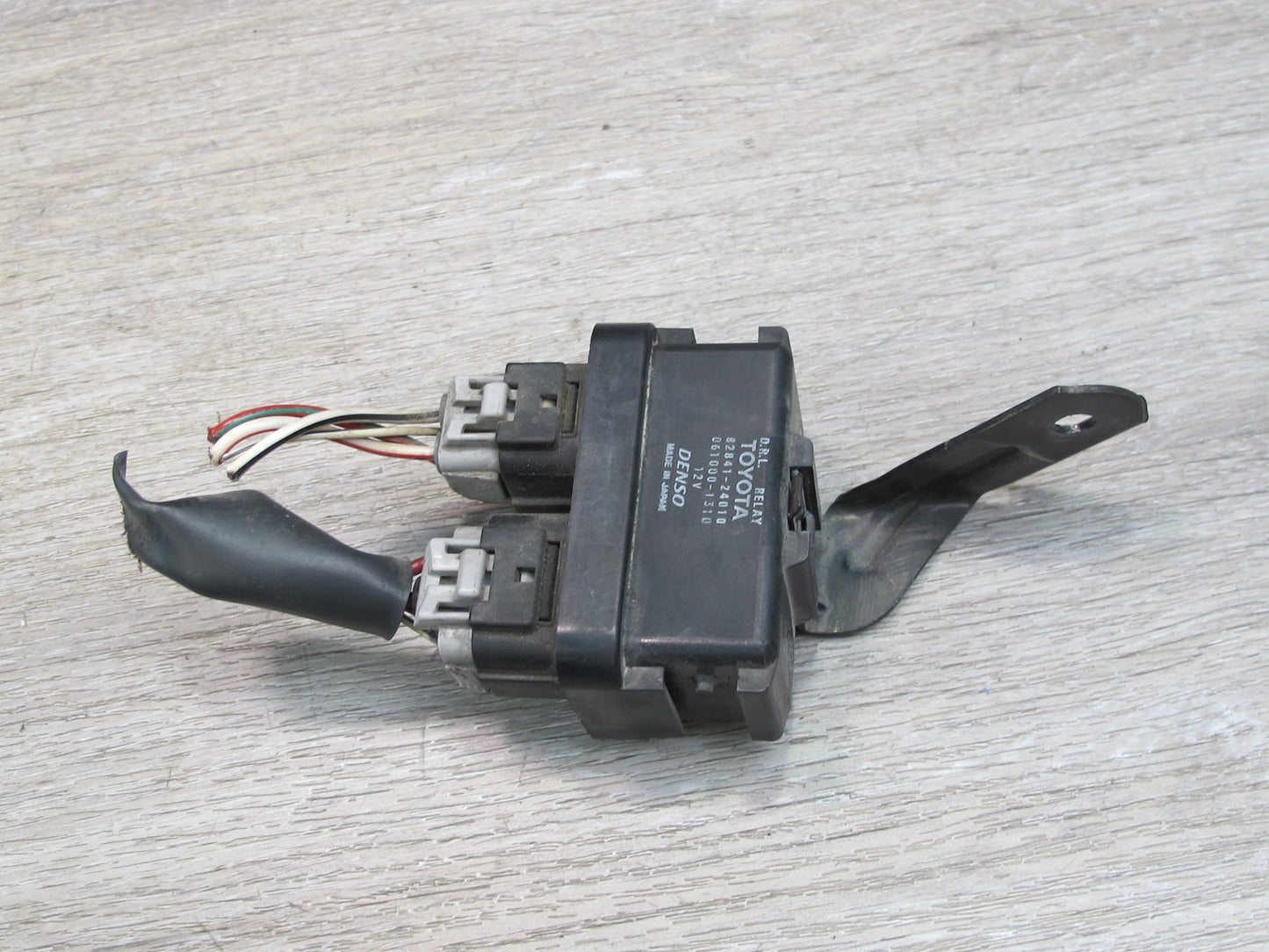 98-05 Lexus GS400 GS430 GS300 Running Light Module Relay Unit 82841-24010 OEM
