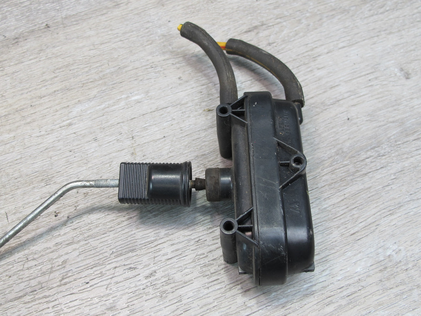 75-85 Mercedes W123 Rear Right Door Lock Vacuum Actuator OEM