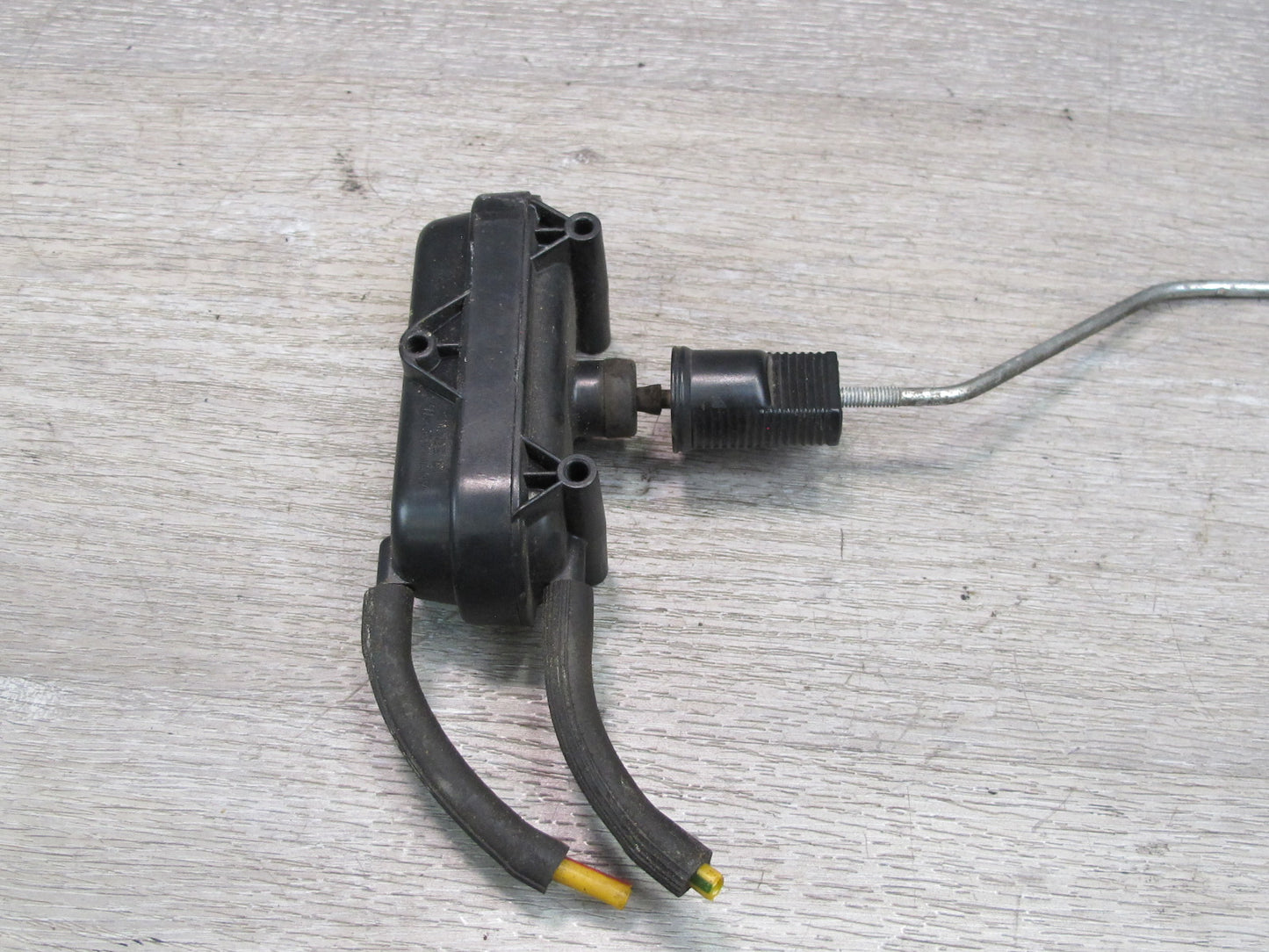 75-85 Mercedes W123 Rear Right Door Lock Vacuum Actuator OEM