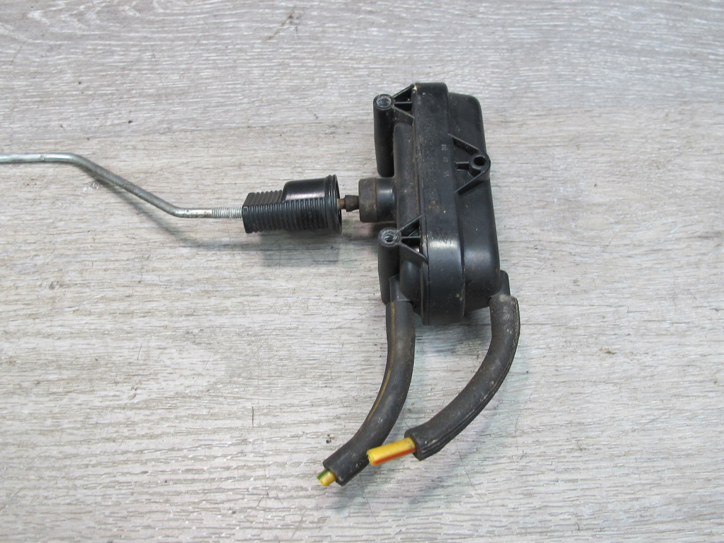75-85 Mercedes W123 Rear Right Door Lock Vacuum Actuator OEM