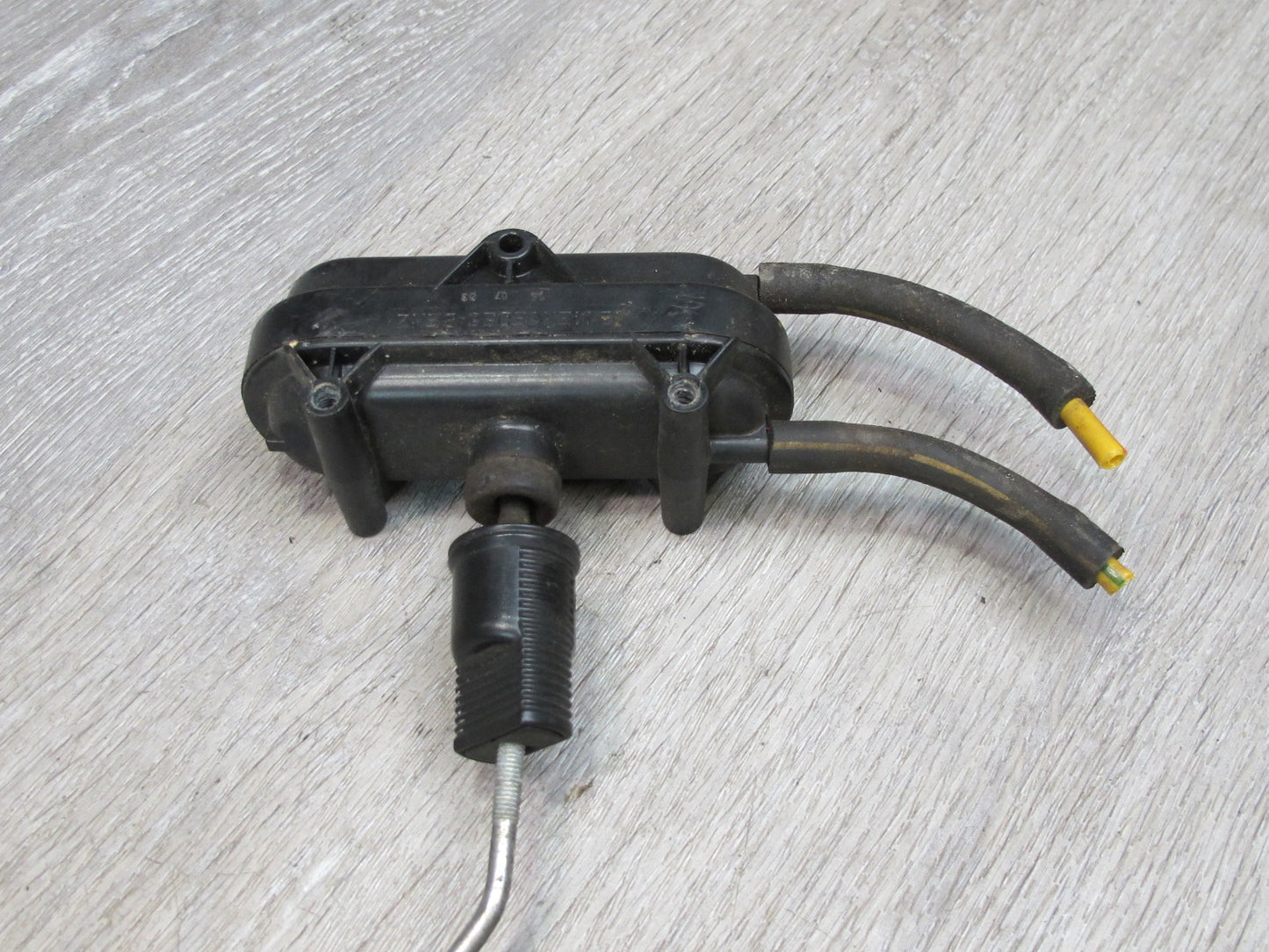 75-85 Mercedes W123 Rear Right Door Lock Vacuum Actuator OEM