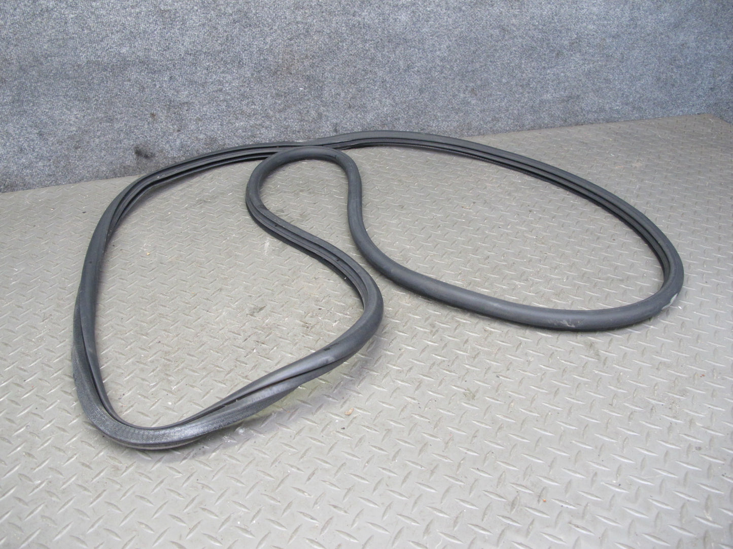 10-13 VW Golf MK6 2-DR Front Left Driver Door Weatherstrip Rubber Seal OEM