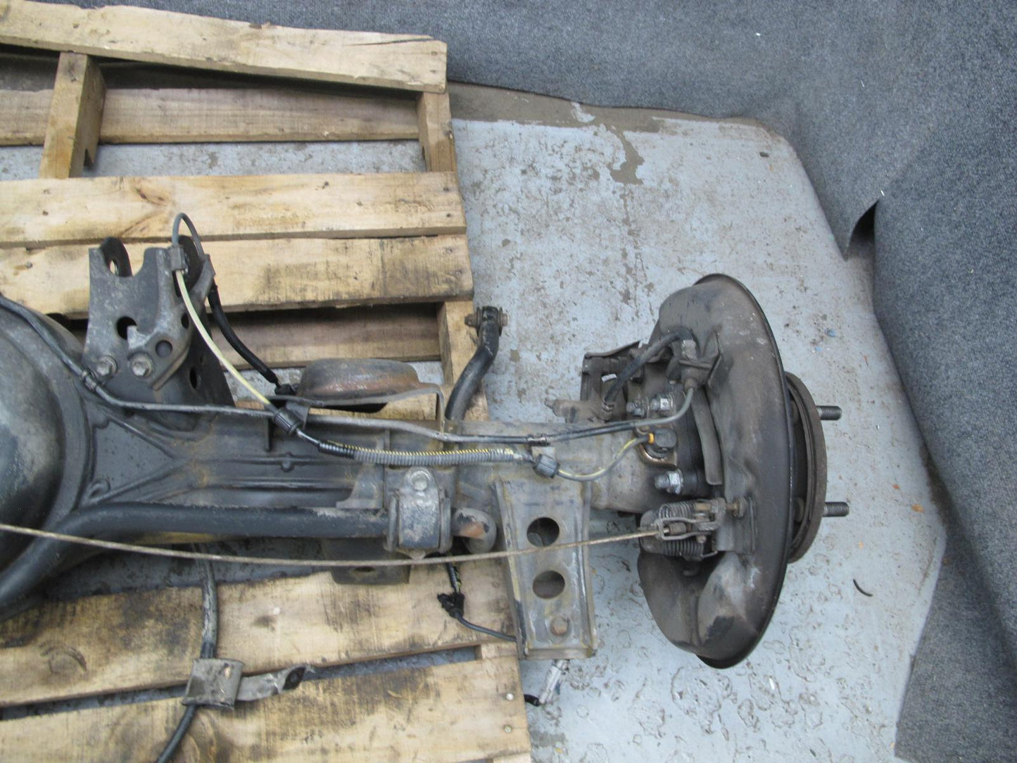 2003-2007 Lexus J100 LX470 4WD Rear Suspension Axle Shaft Brake Caliper Assembly