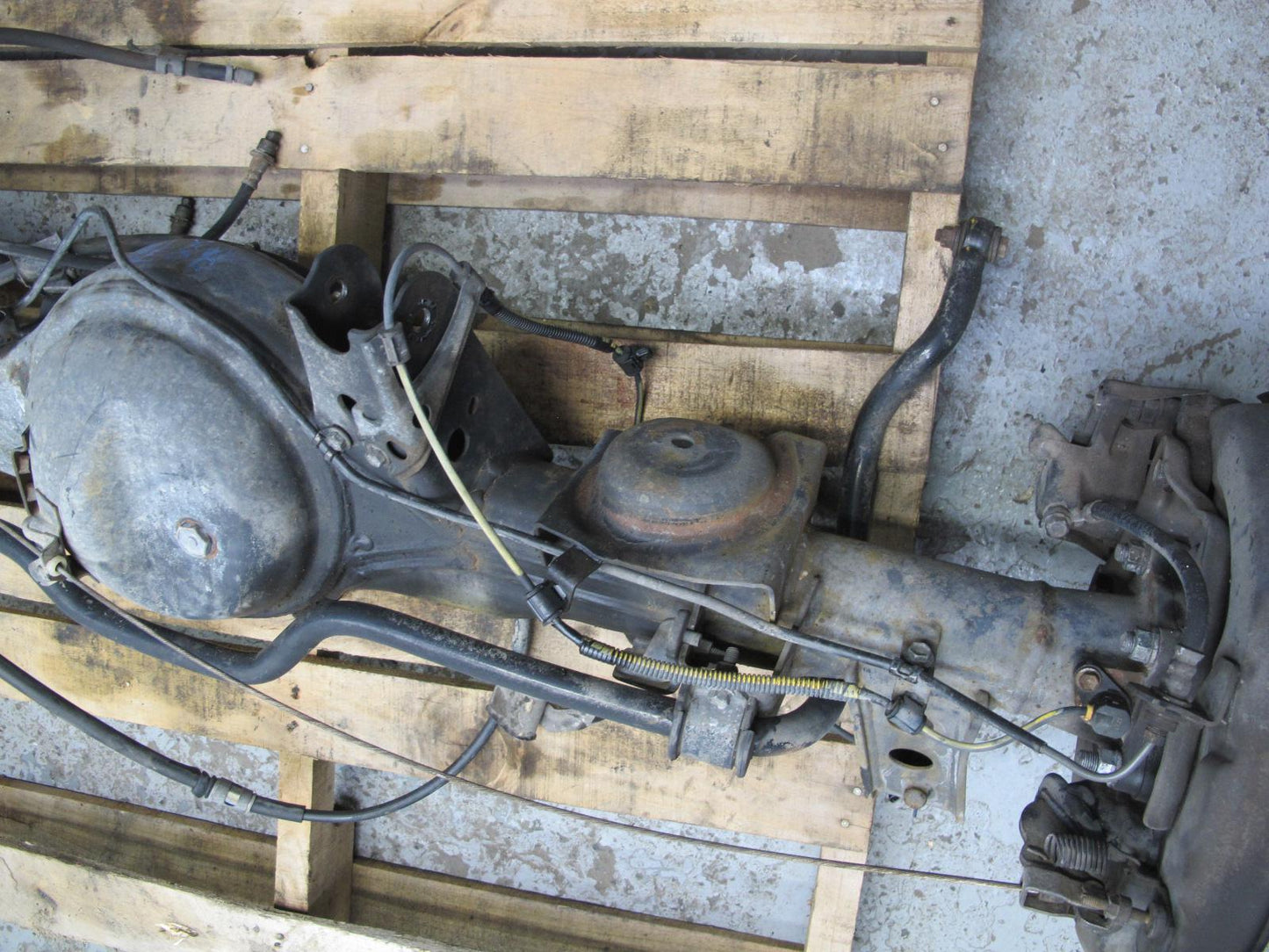 2003-2007 Lexus J100 LX470 4WD Rear Suspension Axle Shaft Brake Caliper Assembly