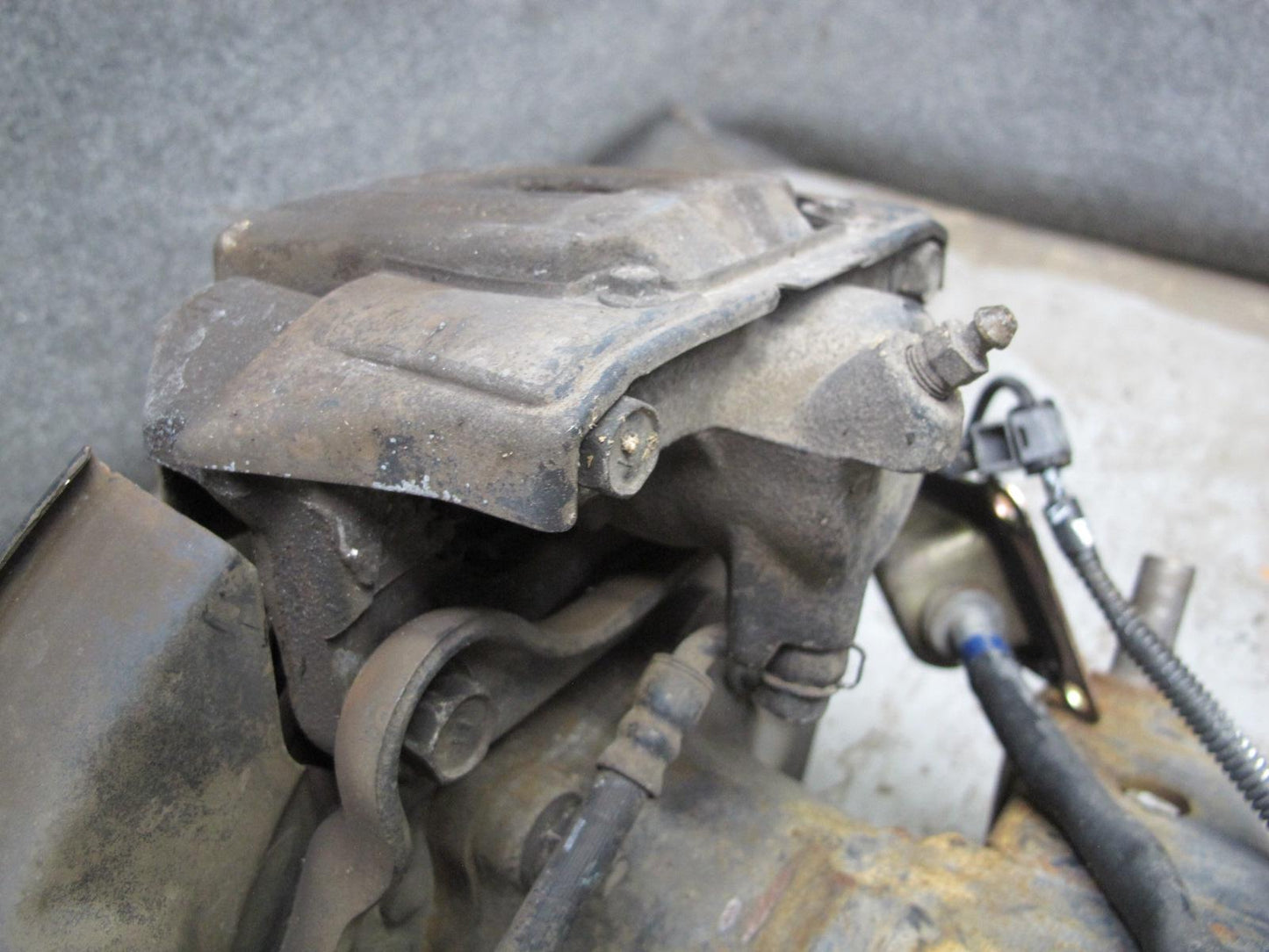 2003-2007 Lexus J100 LX470 4WD Rear Suspension Axle Shaft Brake Caliper Assembly