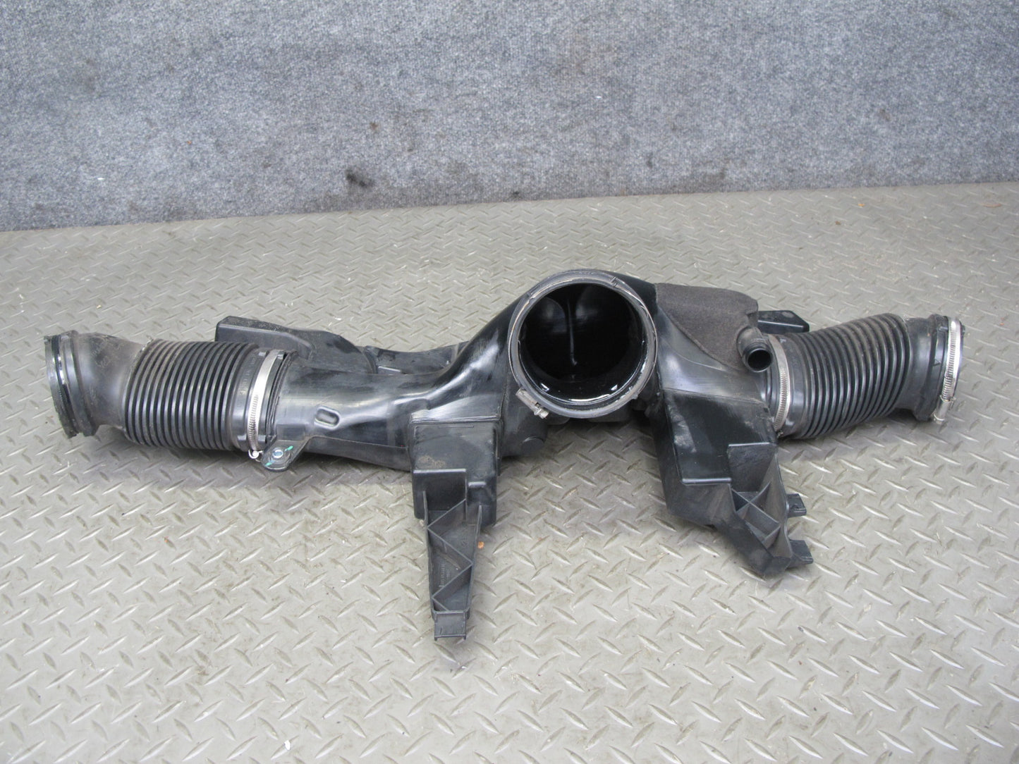 2013-2017 Range Rover L405 5.0L Supercharged Air Intake Resonator Damper Box