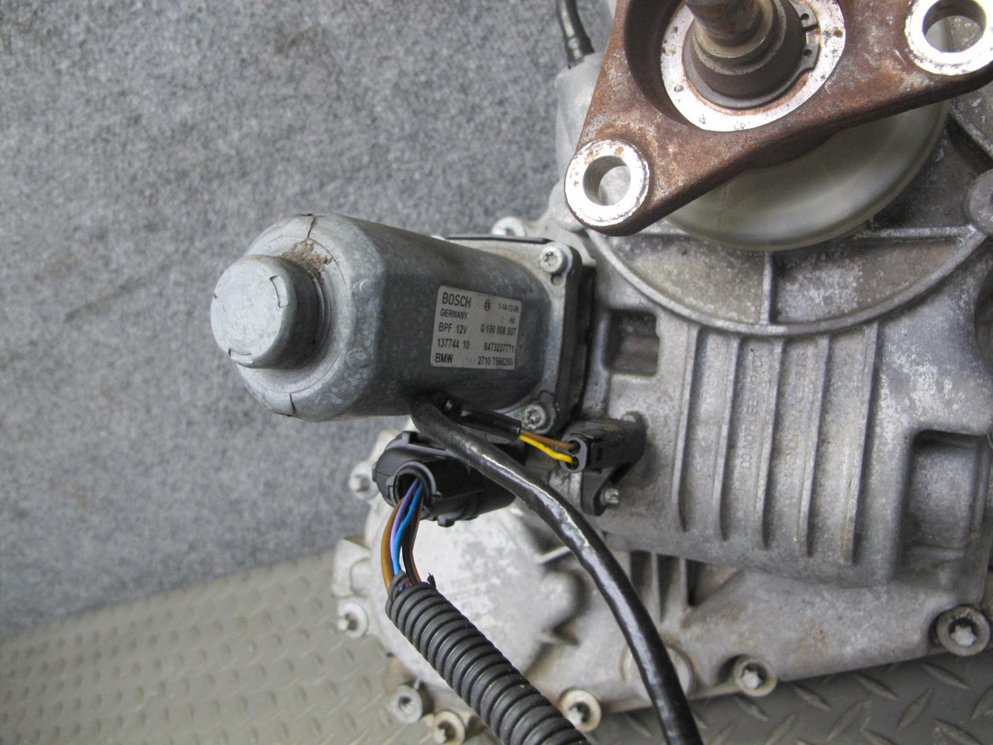 2010-2011 BMW E72 X6 AWD Hybrid ATC700 Transfer Case Box w Motor