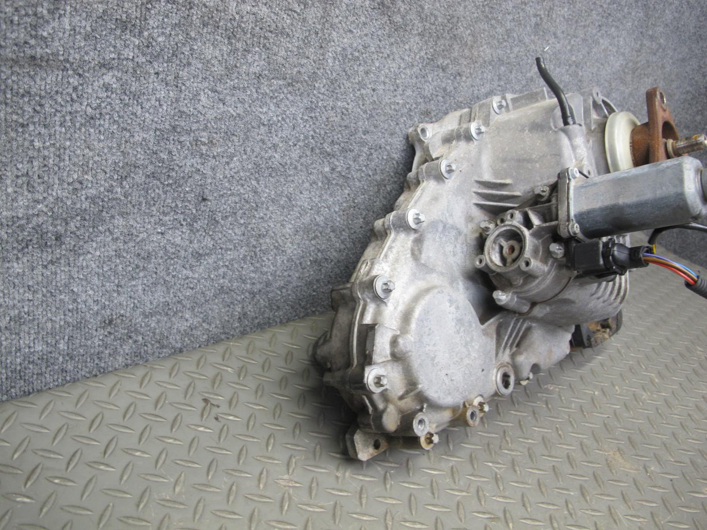 2010-2011 BMW E72 X6 AWD Hybrid ATC700 Transfer Case Box w Motor