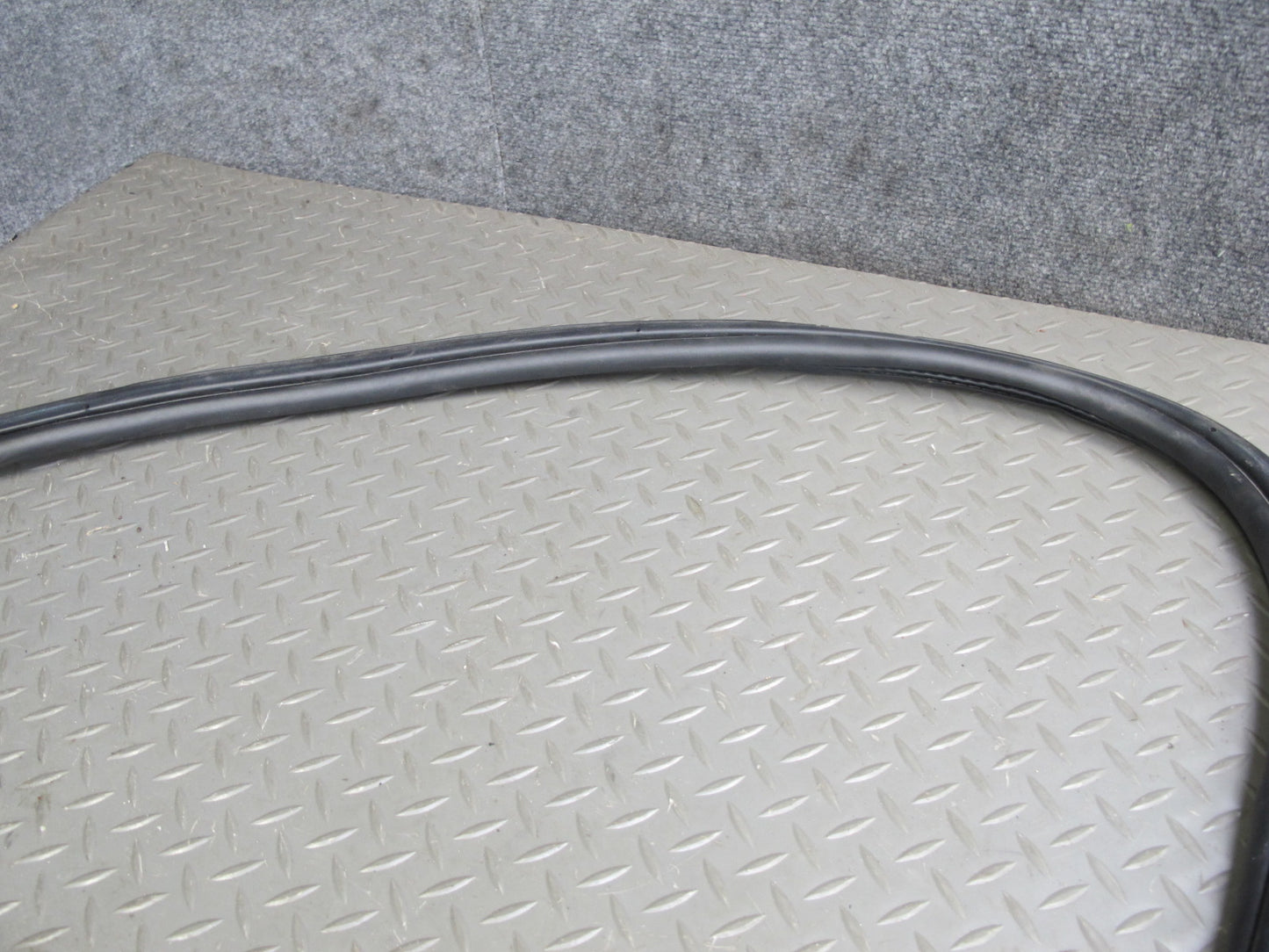 2013-2017 Land Range Rover L405 Rear Trunk Tailgate Weatherstrip Rubber Seal