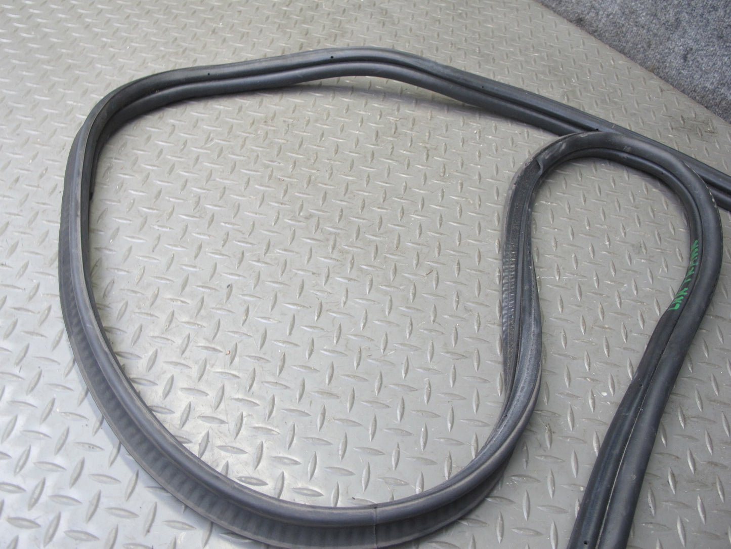 2013-2017 Land Range Rover L405 Rear Trunk Tailgate Weatherstrip Rubber Seal
