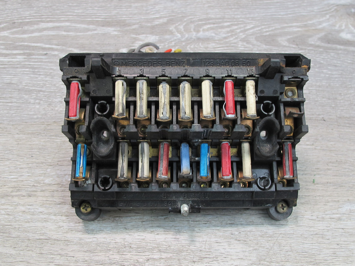 75-85 Mercedes W123 Power Distribution Fuse Relay Box 1235400650 OEM