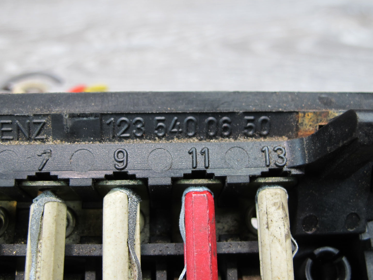 75-85 Mercedes W123 Power Distribution Fuse Relay Box 1235400650 OEM
