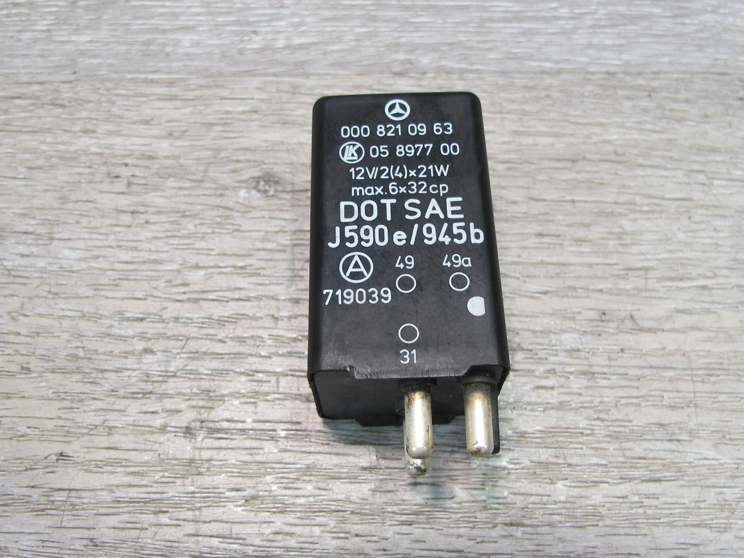 75-85 Mercedes W123 Turn Signal Flasher Relay 0008210963 OEM