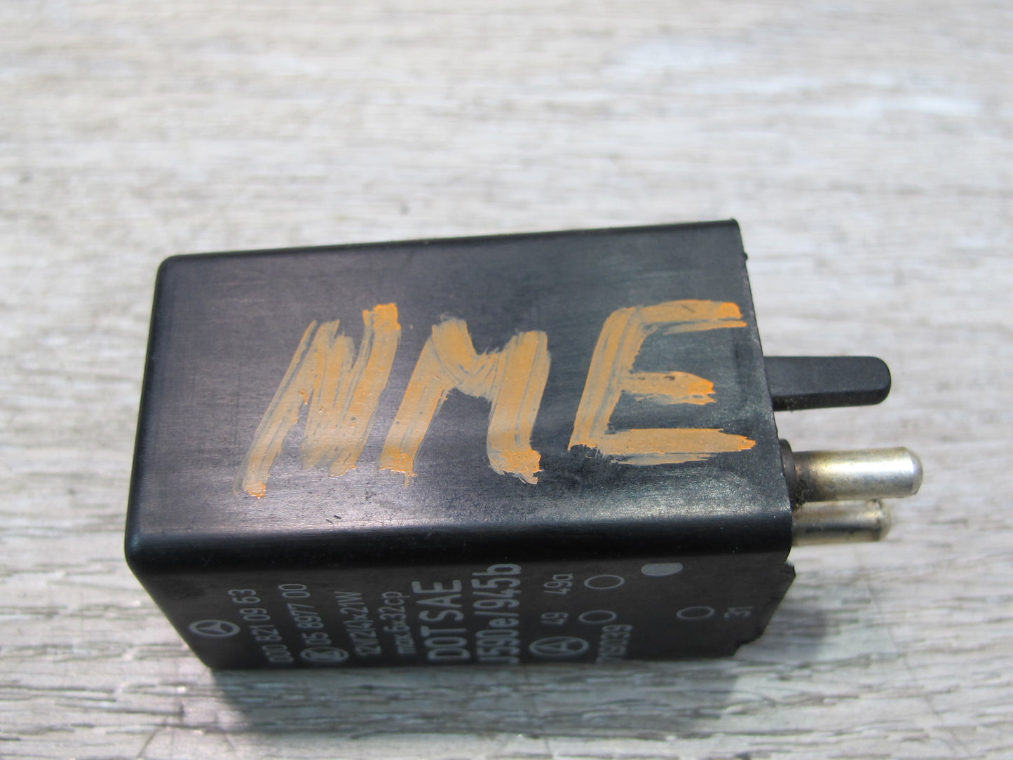 75-85 Mercedes W123 Turn Signal Flasher Relay 0008210963 OEM