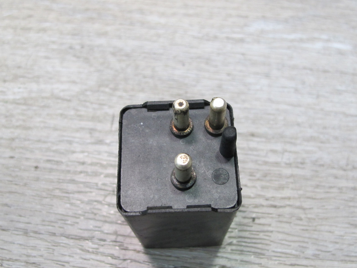 75-85 Mercedes W123 Turn Signal Flasher Relay 0008210963 OEM