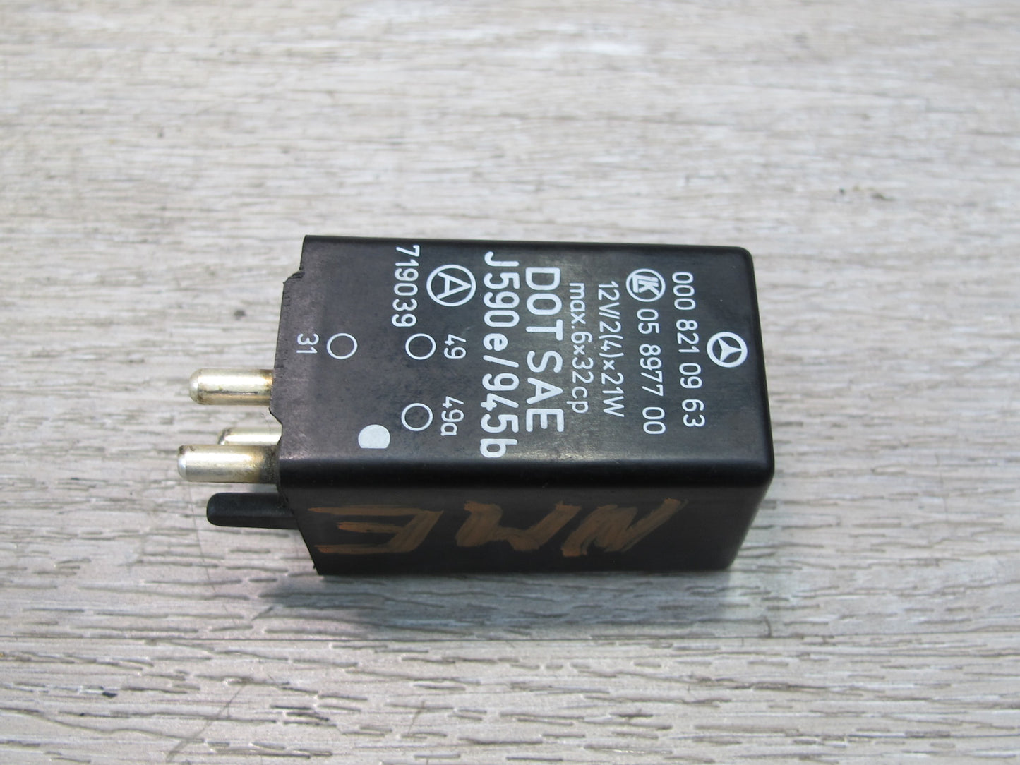 75-85 Mercedes W123 Turn Signal Flasher Relay 0008210963 OEM