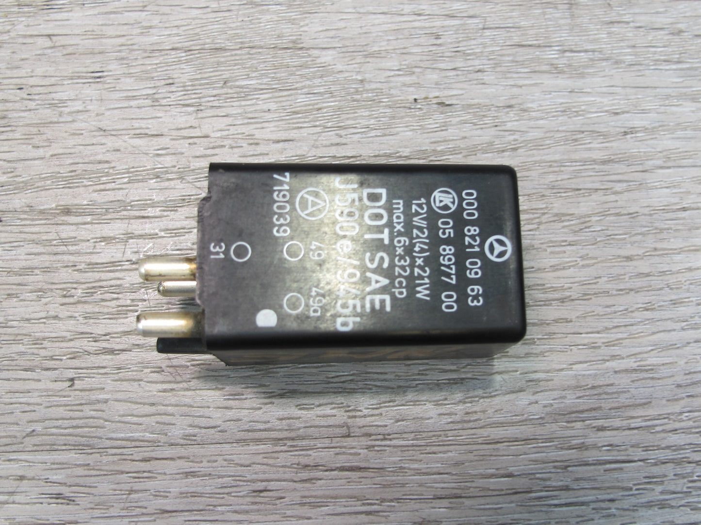 75-85 Mercedes W123 Turn Signal Flasher Relay 0008210963 OEM