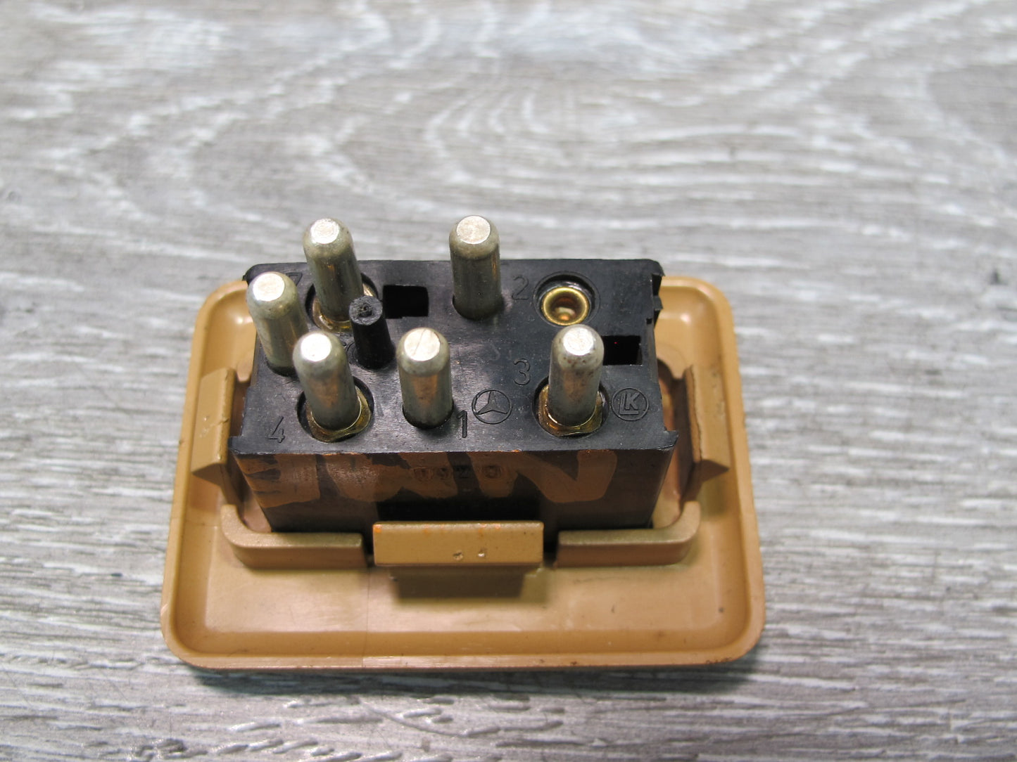 81-85 Mercedes W123 Left or Right Power Window Button Switch 0008208410 OEM