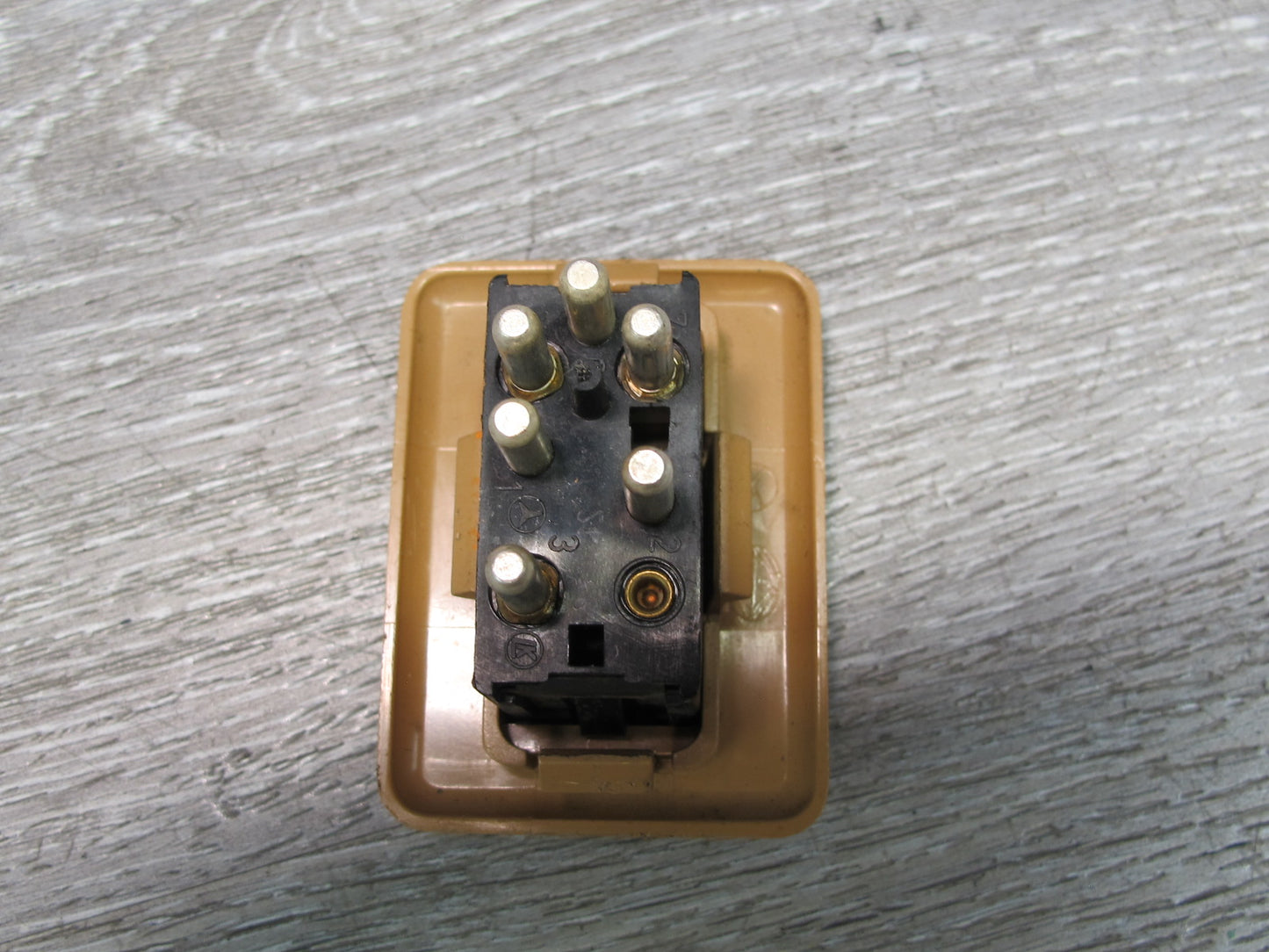 81-85 Mercedes W123 Left or Right Power Window Button Switch 0008208410 OEM