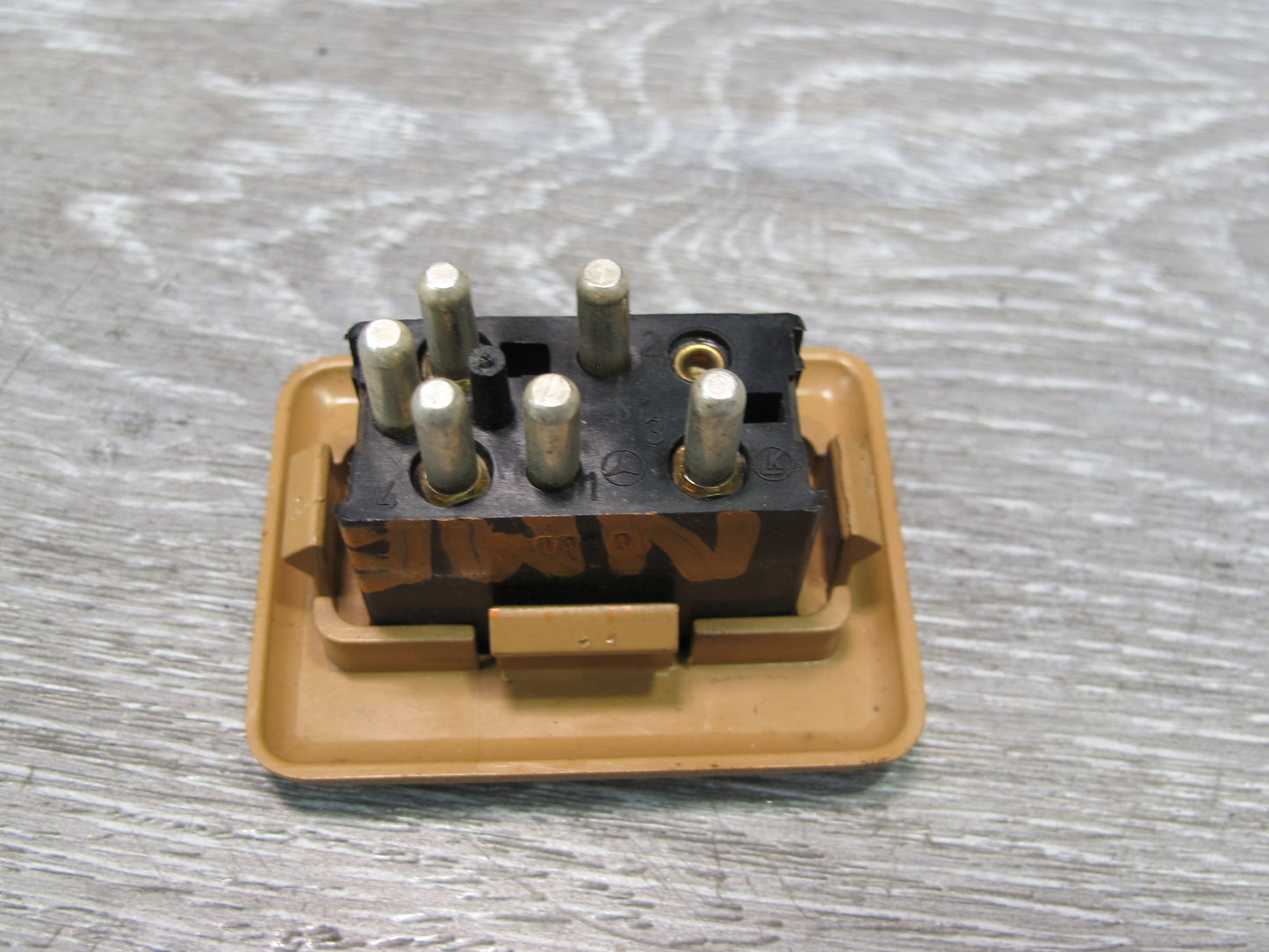 81-85 Mercedes W123 Left or Right Power Window Button Switch 0008208410 OEM
