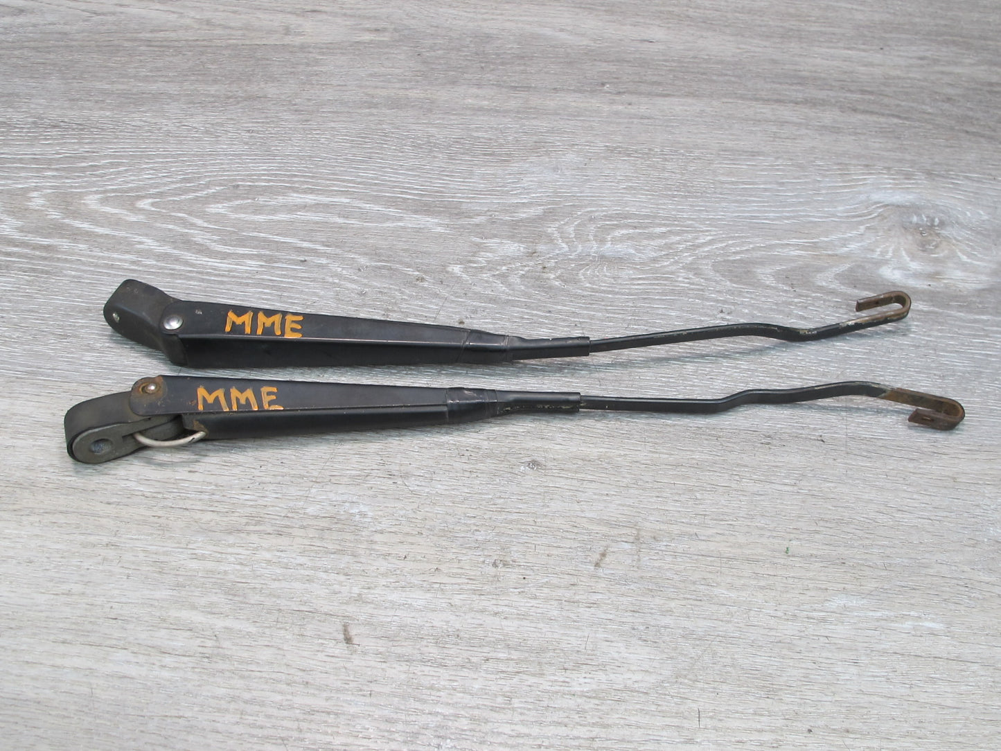 86-91 Mercedes W126 Set of 2 Front Left & Right Windshield Wiper Arm OEM