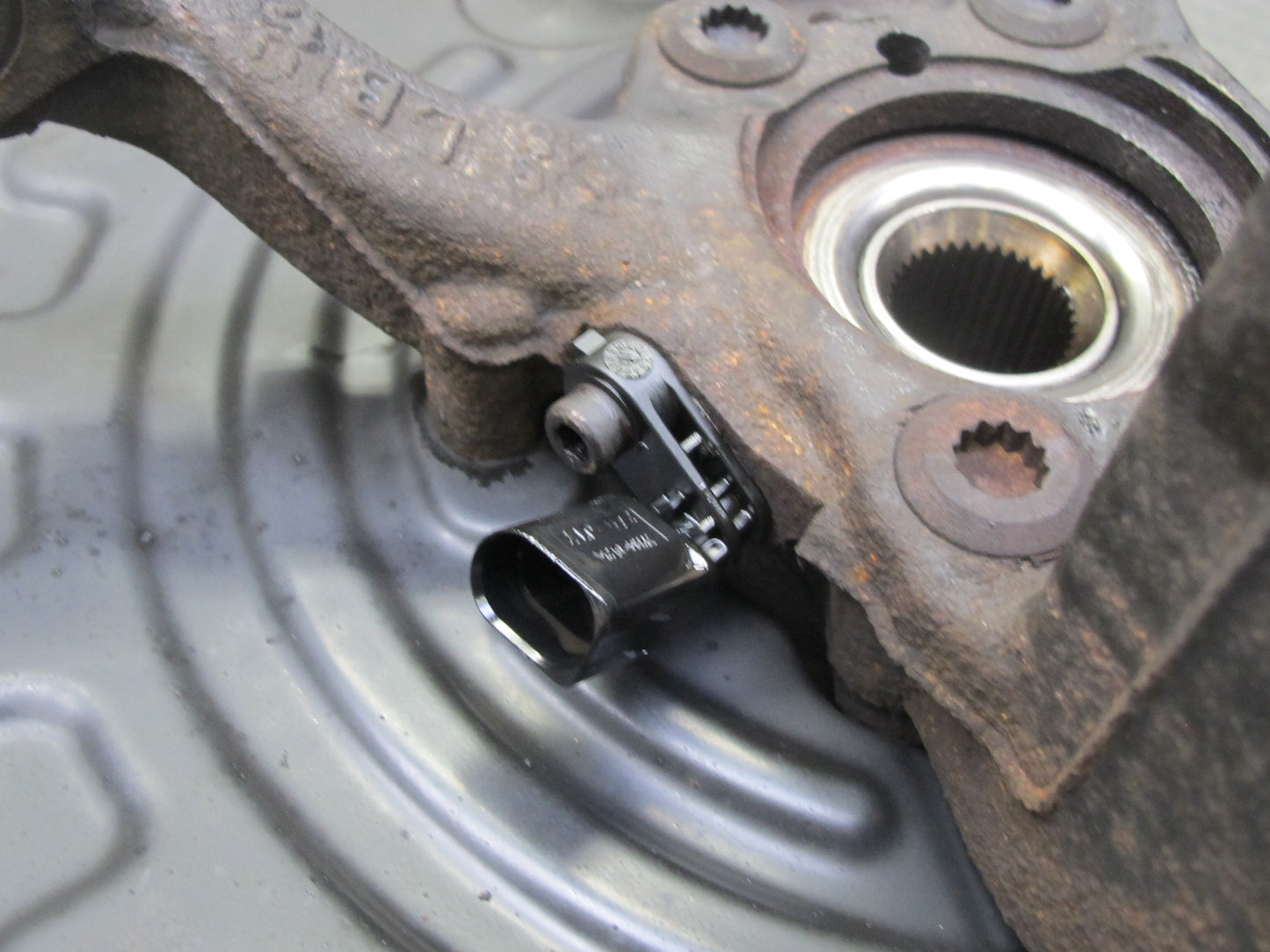 12-13 VW Golf R MK6 Front Right Spindle Knuckle Wheel Hub Bearing OEM