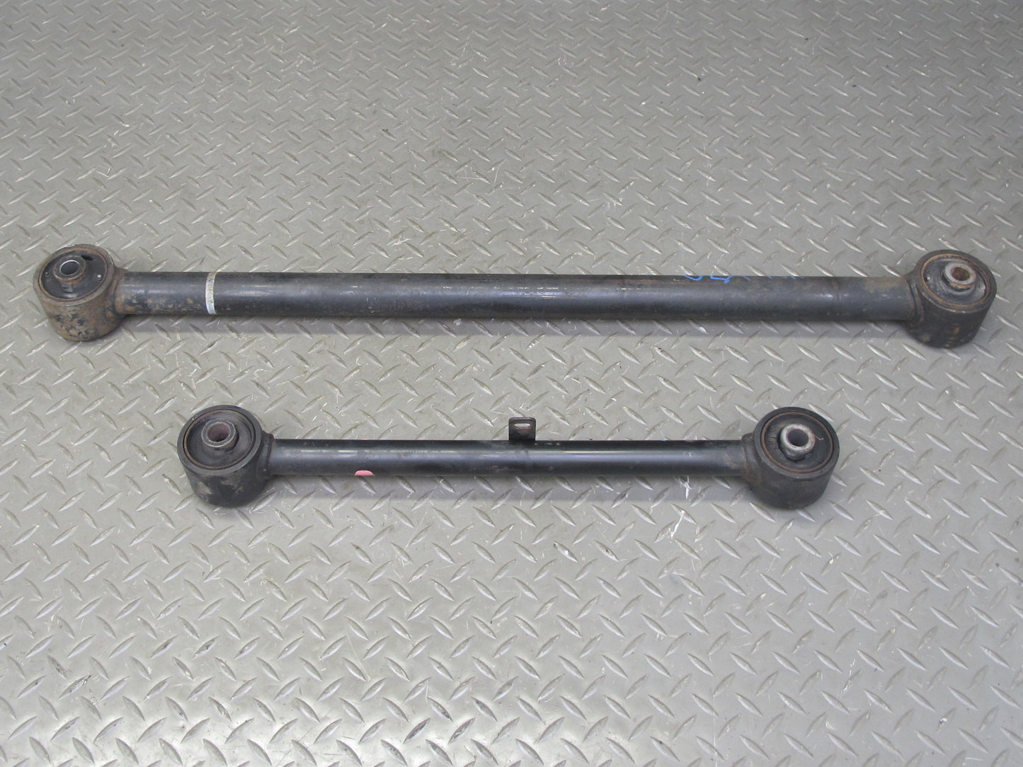 1998-2007 Lexus UZJ100L LX470 Rear Right Passenger Side Control Arm Set