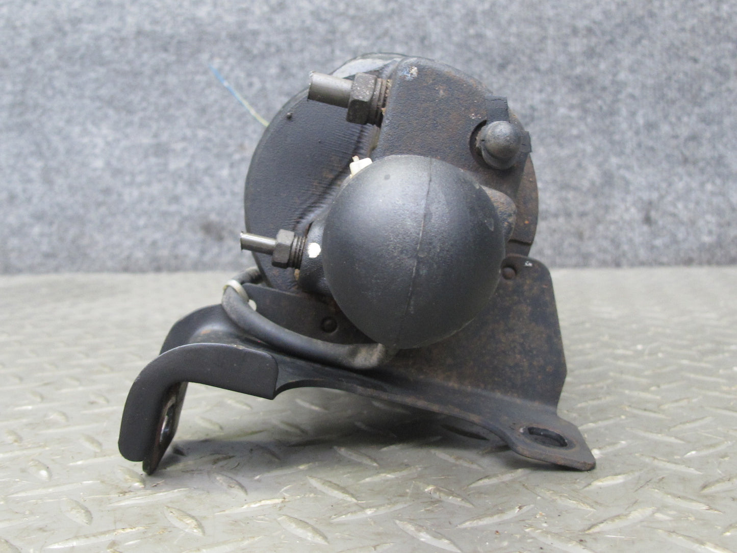 1998-2007 Lexus J100 LX470 Air Suspension Accumulator Tank 49130-60010