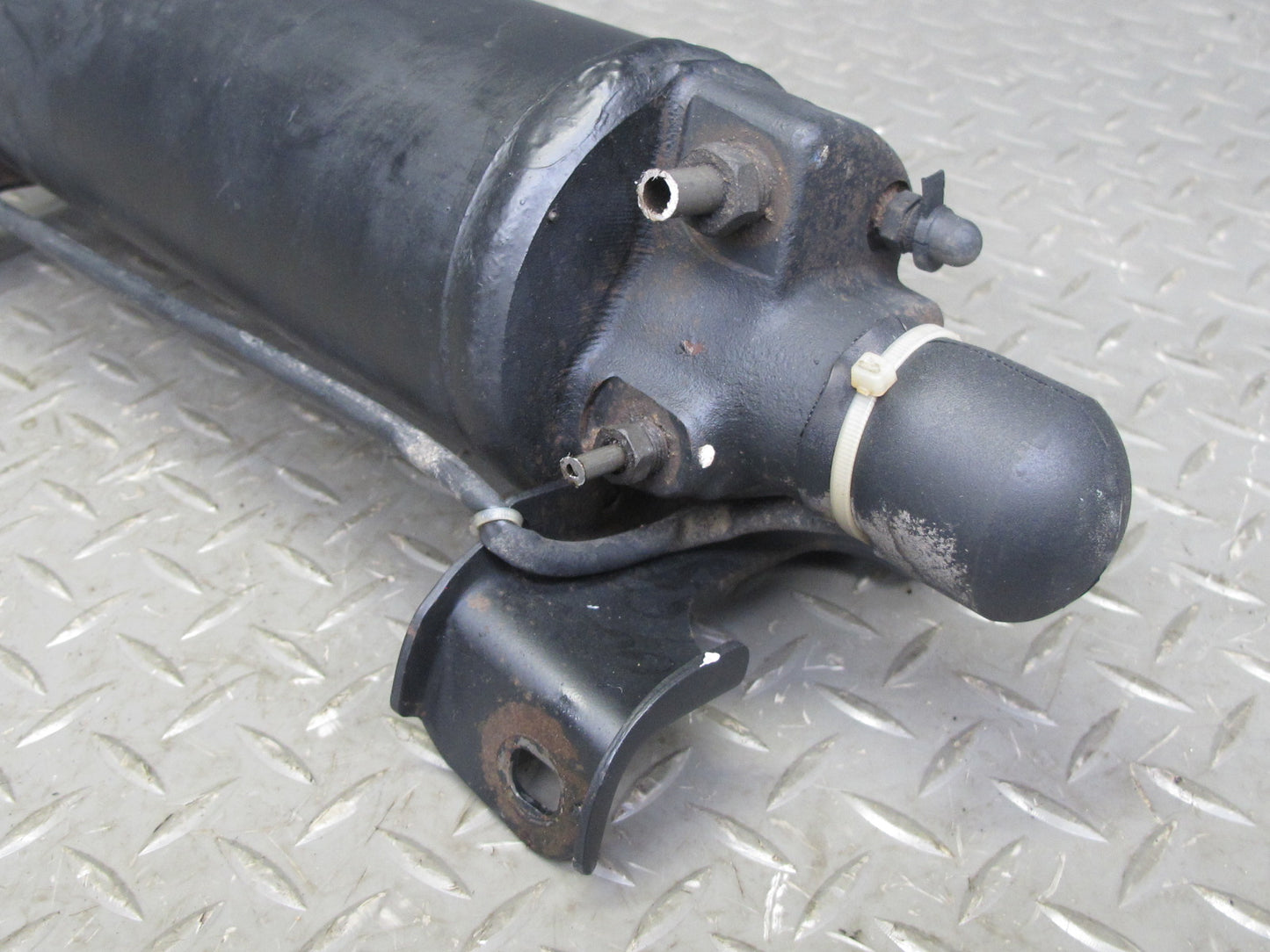 1998-2007 Lexus J100 LX470 Air Suspension Accumulator Tank 49130-60010